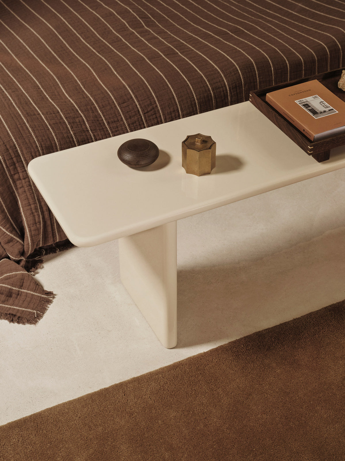 Rink Bank 140 in Eggshell präsentiert im Onlineshop von KAQTU Design AG. Sitzbank ist von Ferm Living