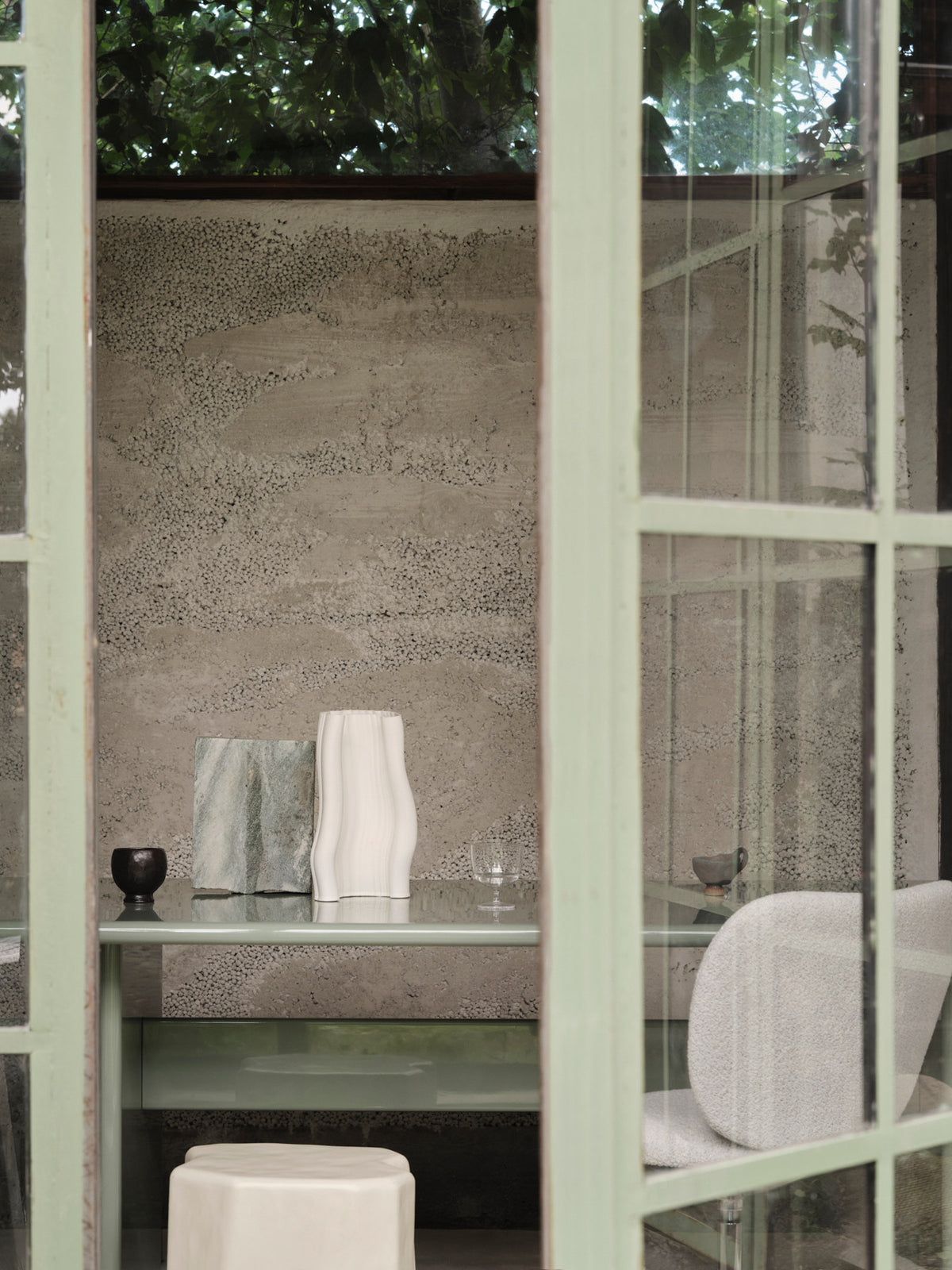 Rink Esstisch - Klein von Ferm Living in Weissgelb, hochglänzend lackiertes FSC™-MDF, archetypische Form mit abgerundeten Kanten, 200x90 cm