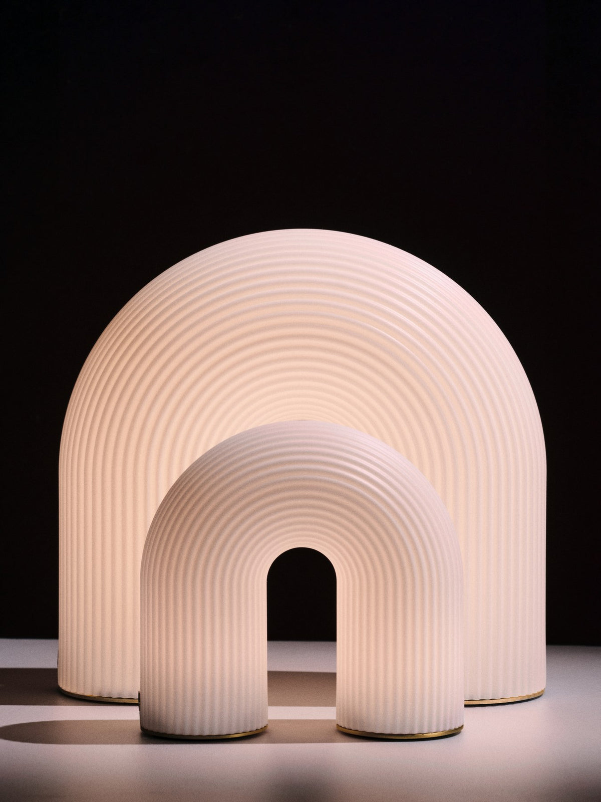 Vuelta portable Tischleuchte in White präsentiert im Onlineshop von KAQTU Design AG. Tischleuchte ist von Ferm Living