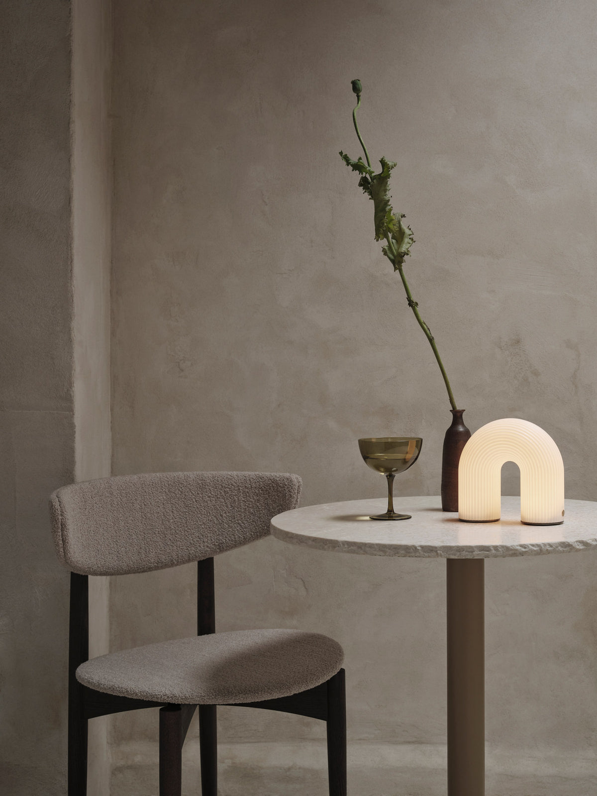 Vuelta portable Tischleuchte in White präsentiert im Onlineshop von KAQTU Design AG. Tischleuchte ist von Ferm Living