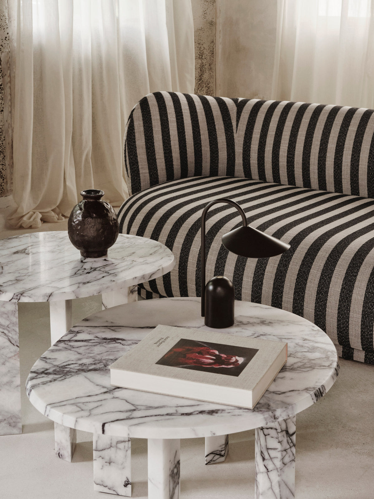 Taula Beistelltisch in White/Charcoal präsentiert im Onlineshop von KAQTU Design AG. Couchtisch ist von Ferm Living