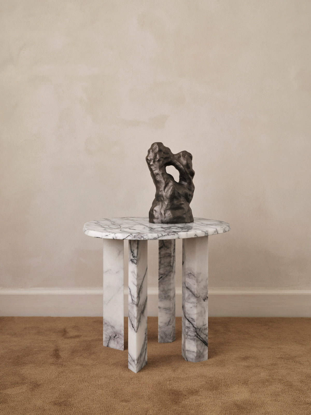 Taula Beistelltisch in White/Charcoal präsentiert im Onlineshop von KAQTU Design AG. Couchtisch ist von Ferm Living