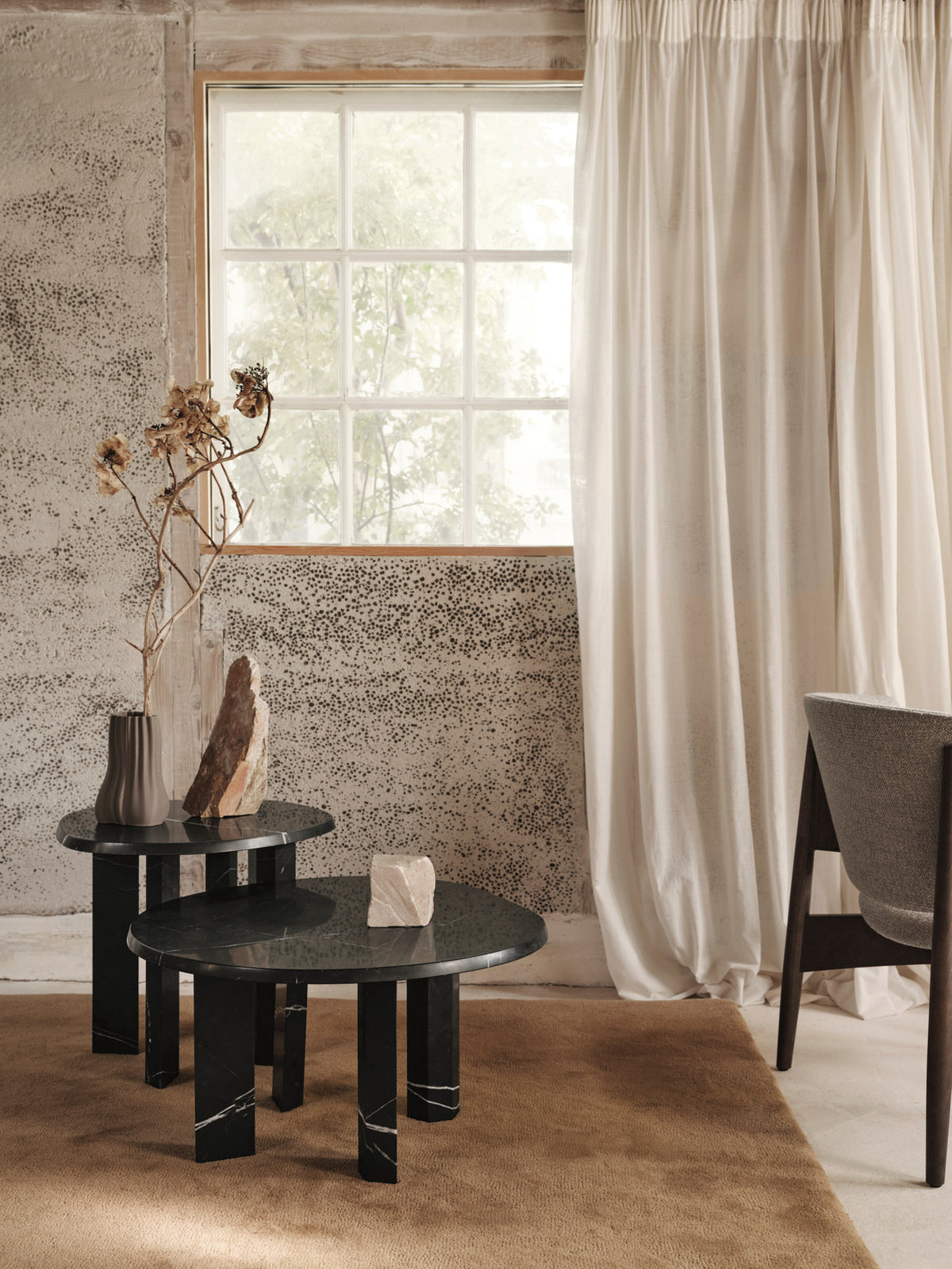 Taula Coffee Table in Black präsentiert im Onlineshop von KAQTU Design AG. Couchtisch ist von Ferm Living