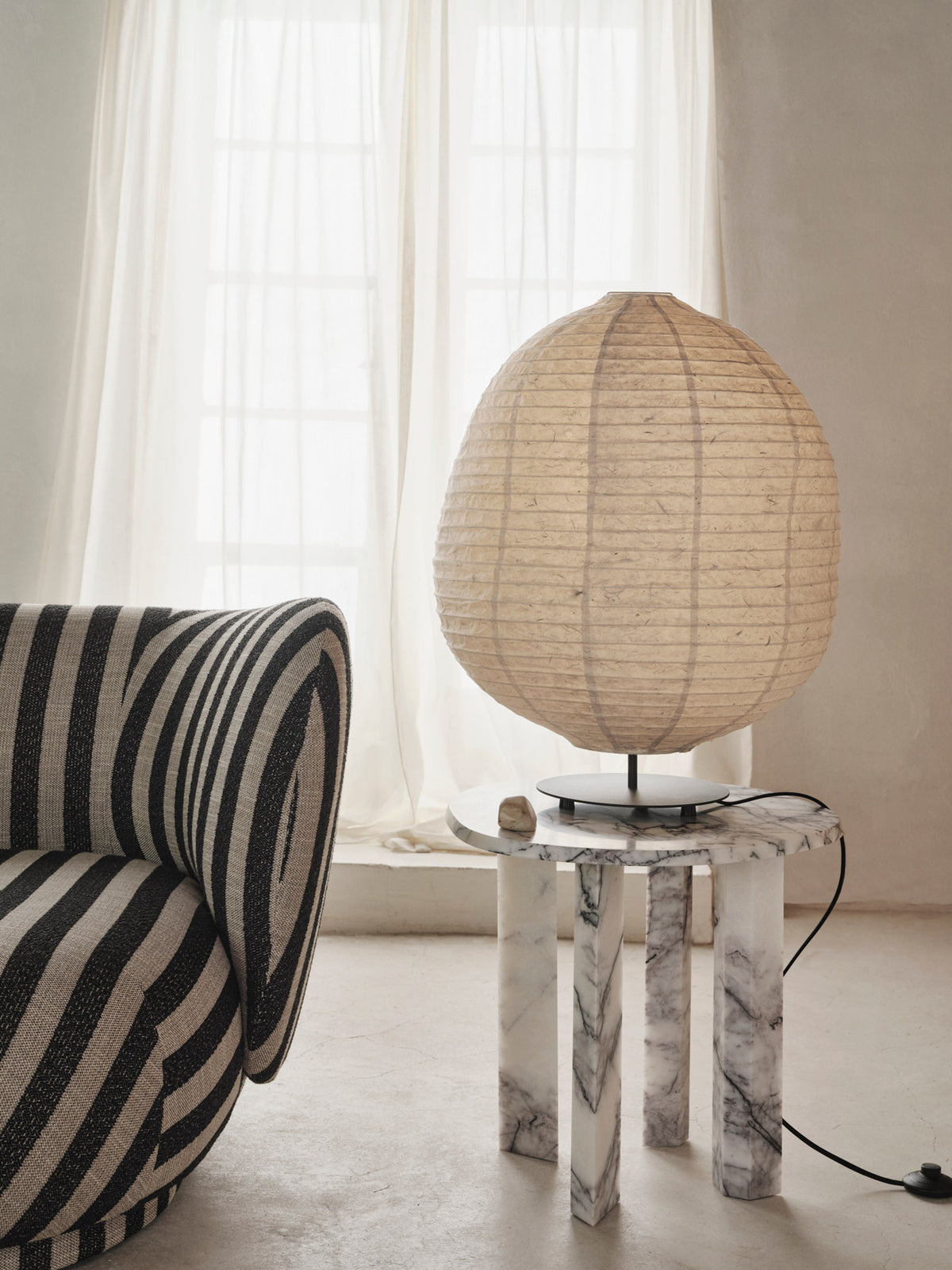 Kurbis Stehleuchte Low in Natural/Black präsentiert im Onlineshop von KAQTU Design AG. Stehleuchte ist von Ferm Living