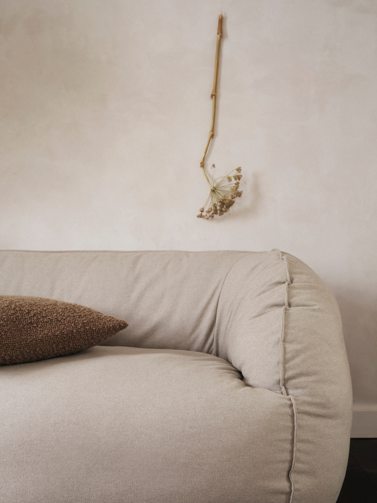 Nesten 2 Seater Sofa in Cotton Natural präsentiert im Onlineshop von KAQTU Design AG. 2er Sofa ist von Ferm Living
