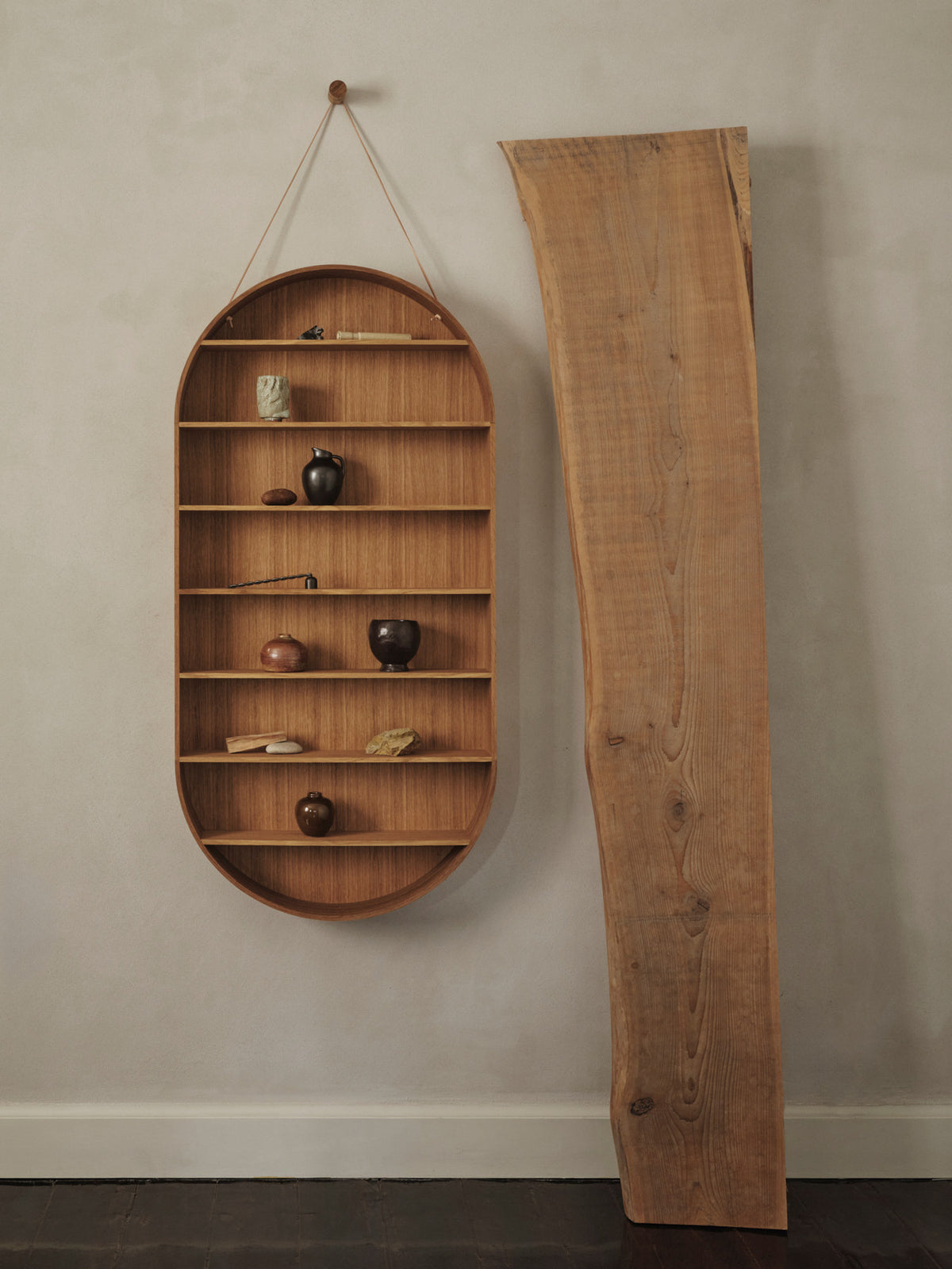 Oval Dorm in Oiled Oak präsentiert im Onlineshop von KAQTU Design AG. Wandregal ist von Ferm Living
