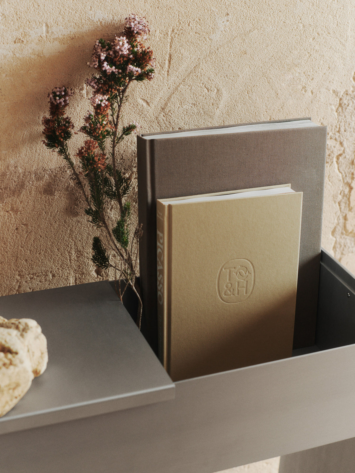 Lager Plant Box in Aluminium präsentiert im Onlineshop von KAQTU Design AG. Pflanzentopf Outdoor ist von Ferm Living