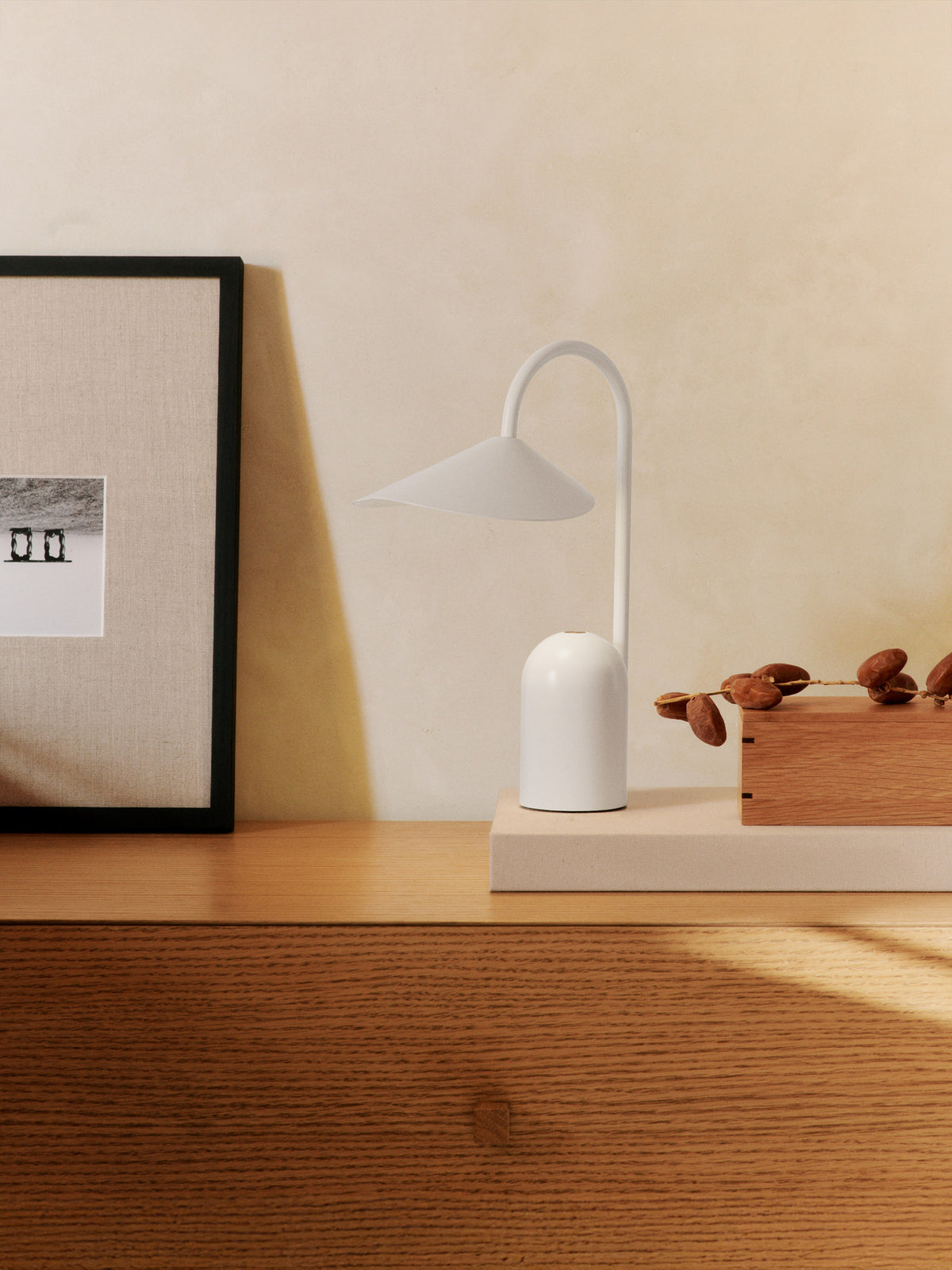 Arum portable Tischleuchte in Weiss präsentiert im Onlineshop von KAQTU Design AG. Tischleuchte ist von Ferm Living