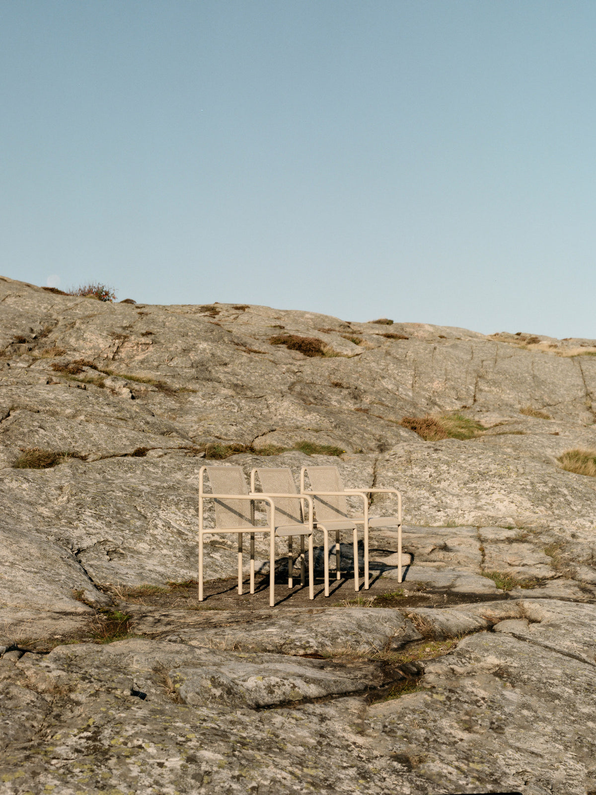 Dapple Stuhl mit Armlehnen in Kaschmir präsentiert im Onlineshop von KAQTU Design AG. Gartenstuhl mit Armlehnen ist von Ferm Living