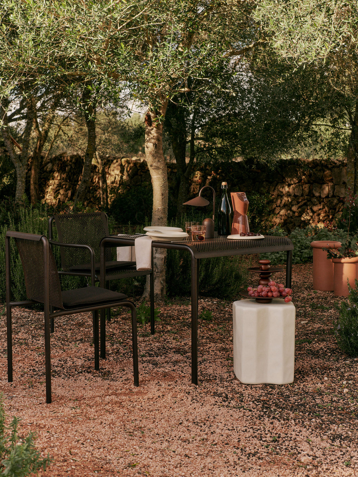 Dapple Stuhl in Dunkle Schokolade präsentiert im Onlineshop von KAQTU Design AG. Gartenstuhl ist von Ferm Living