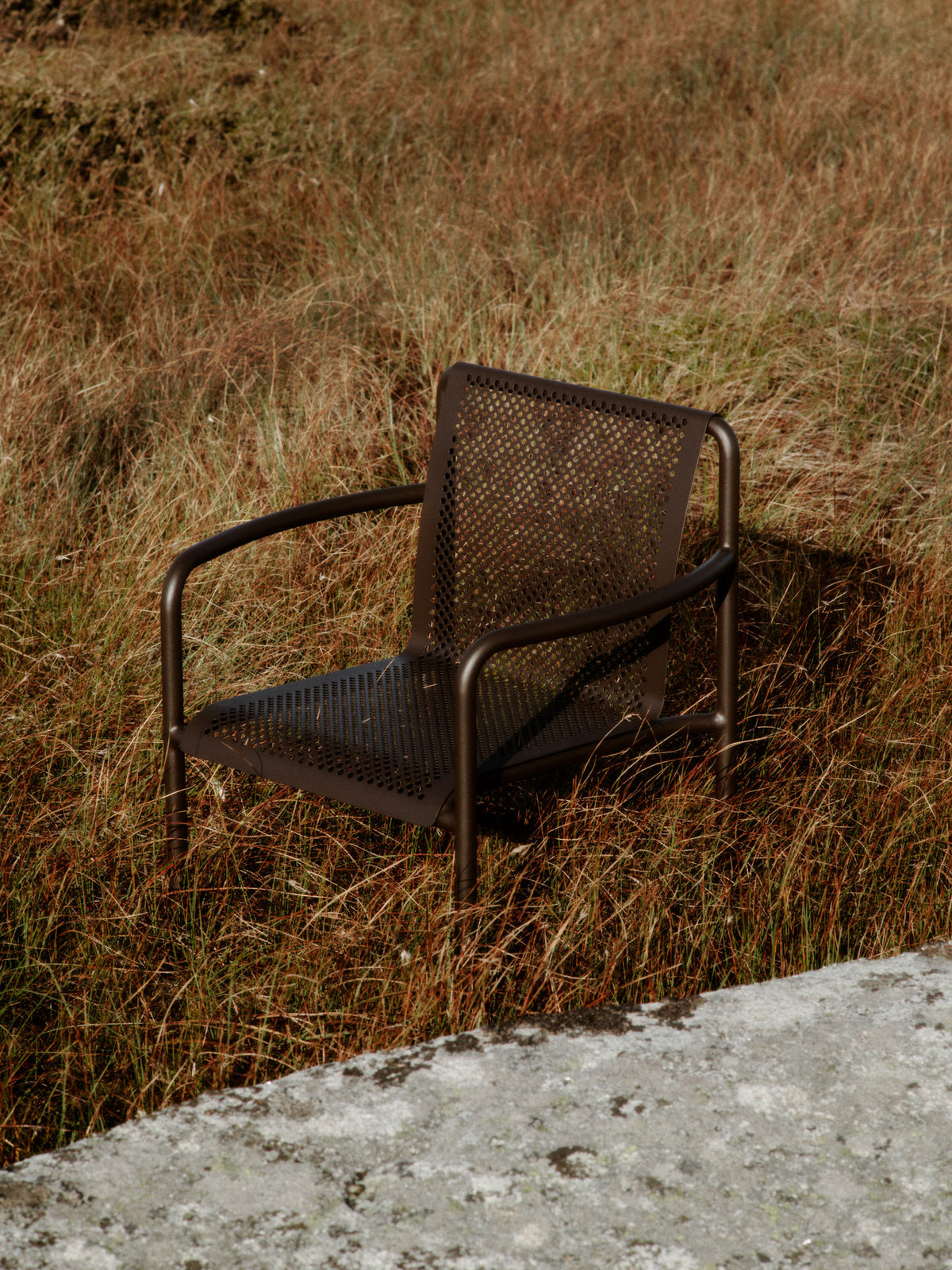 Dapple Stuhl mit Armlehnen in Dunkle Schokolade präsentiert im Onlineshop von KAQTU Design AG. Gartenstuhl mit Armlehnen ist von Ferm Living
