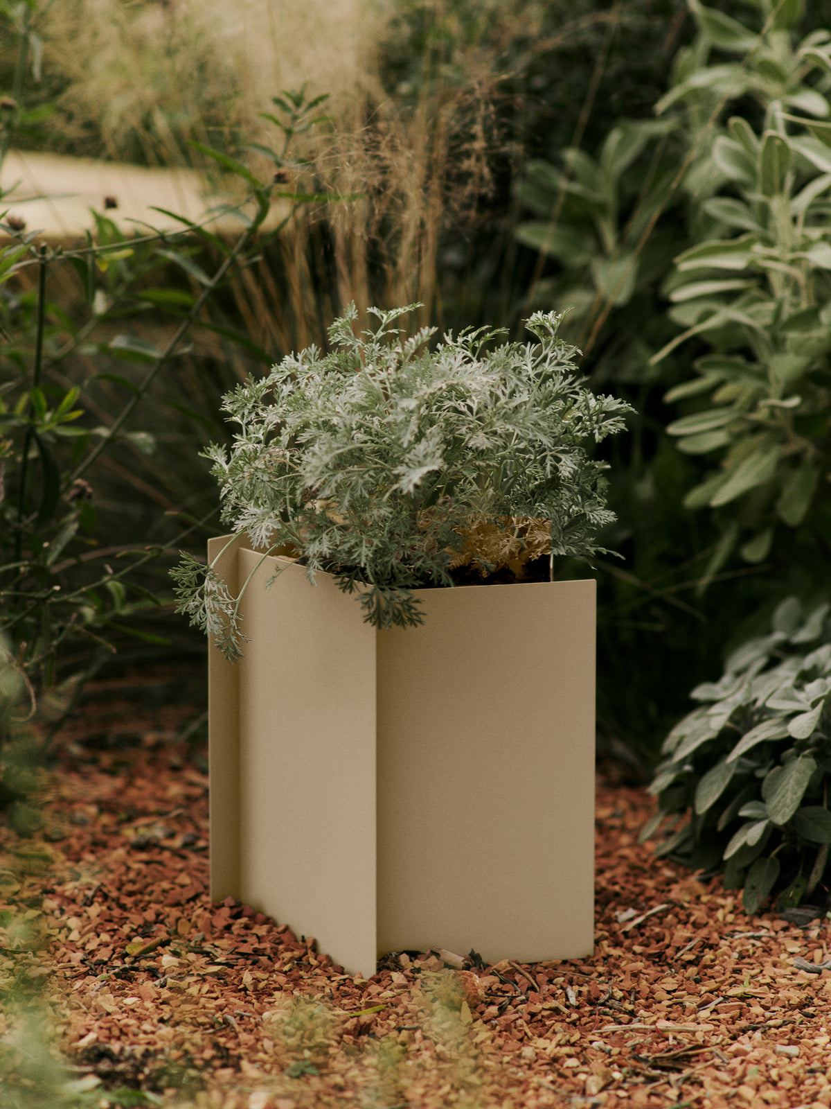 Fragma Pflanzgefäss in Kaschmir präsentiert im Onlineshop von KAQTU Design AG. Pflanzentopf Outdoor ist von Ferm Living