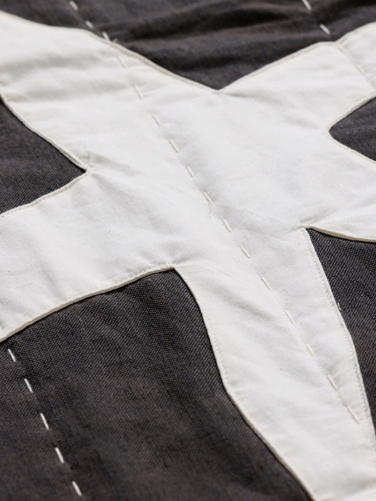 Kove Applique Steppdecke in Holzkohle/Ulme Grün präsentiert im Onlineshop von KAQTU Design AG. Wolldecke ist von Ferm Living