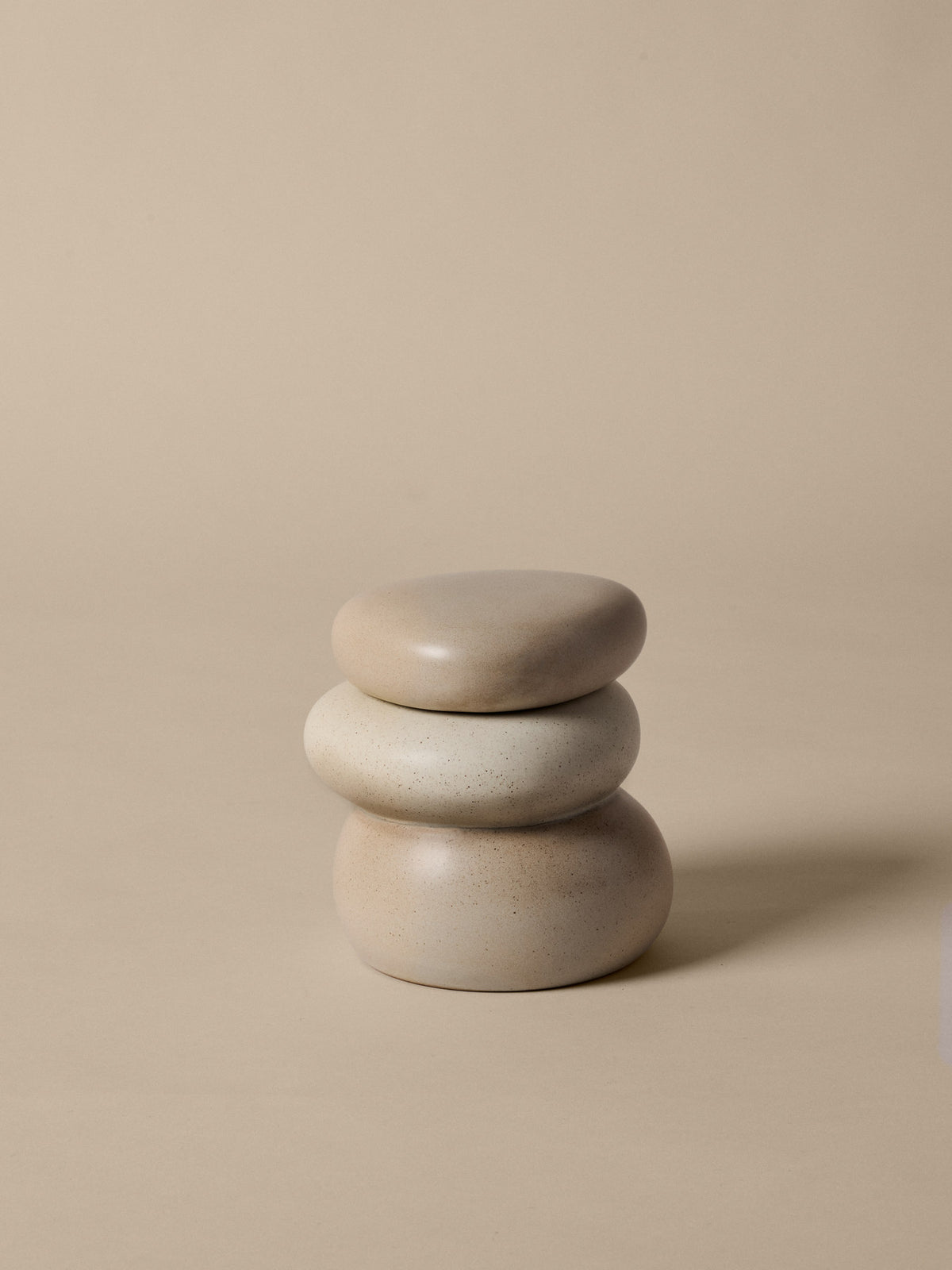 Pebble Box in Sand/Creme präsentiert im Onlineshop von KAQTU Design AG. Aufbewahrungsbox ist von Ferm Living