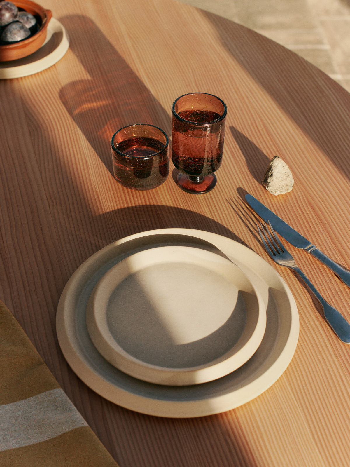 Erena Seitenplatte Ø22 in Sahne präsentiert im Onlineshop von KAQTU Design AG. Platte ist von Ferm Living