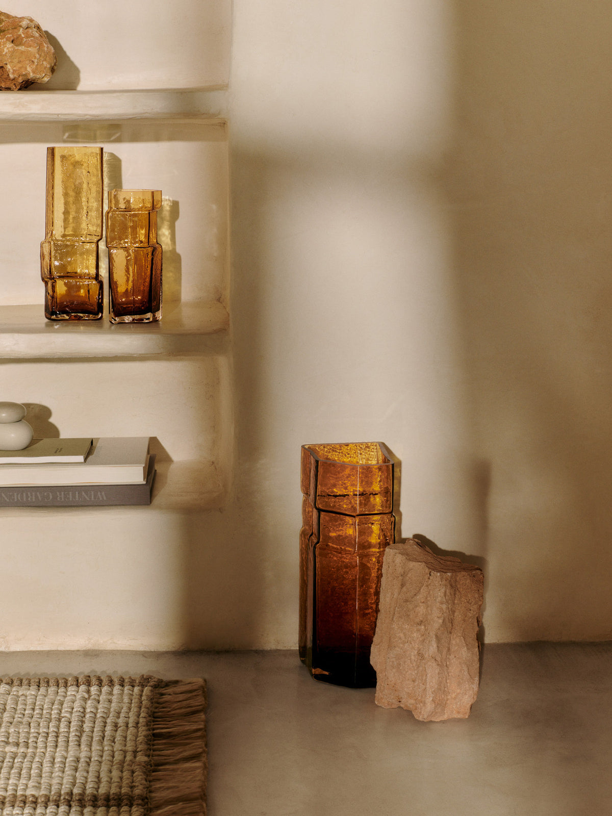 Muro Vase H23 in Recyceltes Bernstein präsentiert im Onlineshop von KAQTU Design AG. Vase ist von Ferm Living