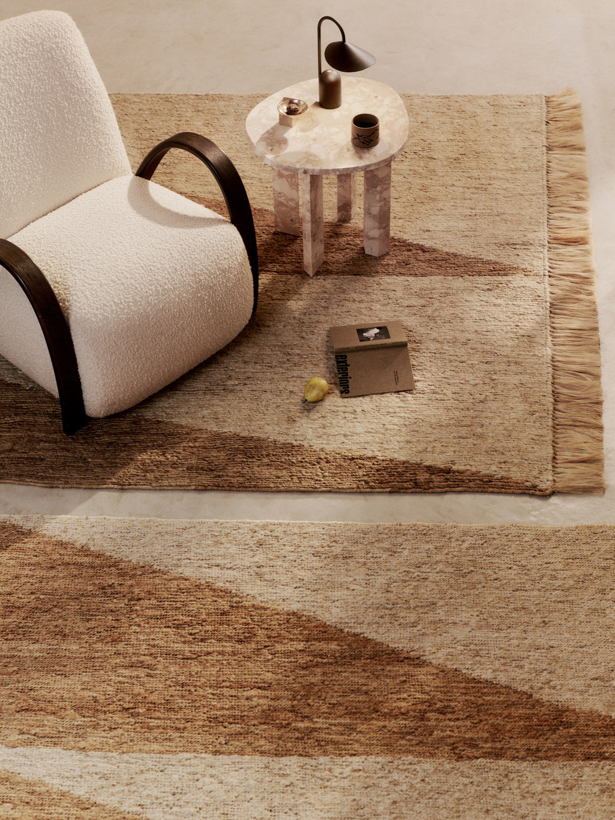Studie Teppich von Ferm Living aus 100% Jute in Natürlich/Cremeweiss mit erhabenem Dreiecksmuster in Soumak-Webtechnik, rechteckige Form