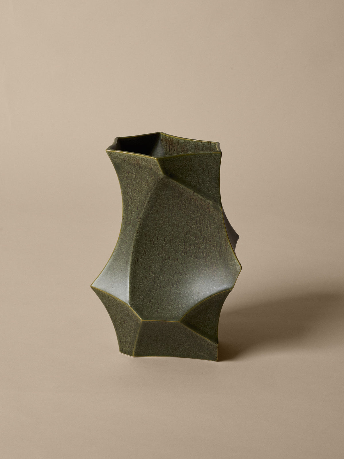 Cueva Vase H26 in Dark Sage präsentiert im Onlineshop von KAQTU Design AG. Vase ist von Ferm Living