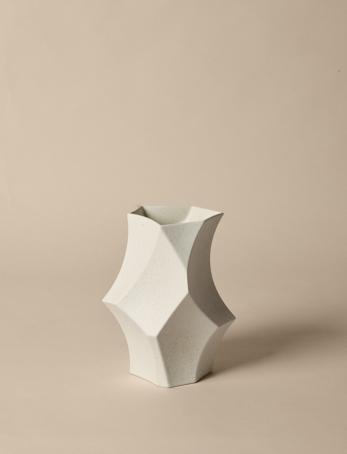 Cueva Vase H26 in Cremeweiss präsentiert im Onlineshop von KAQTU Design AG. Vase ist von Ferm Living