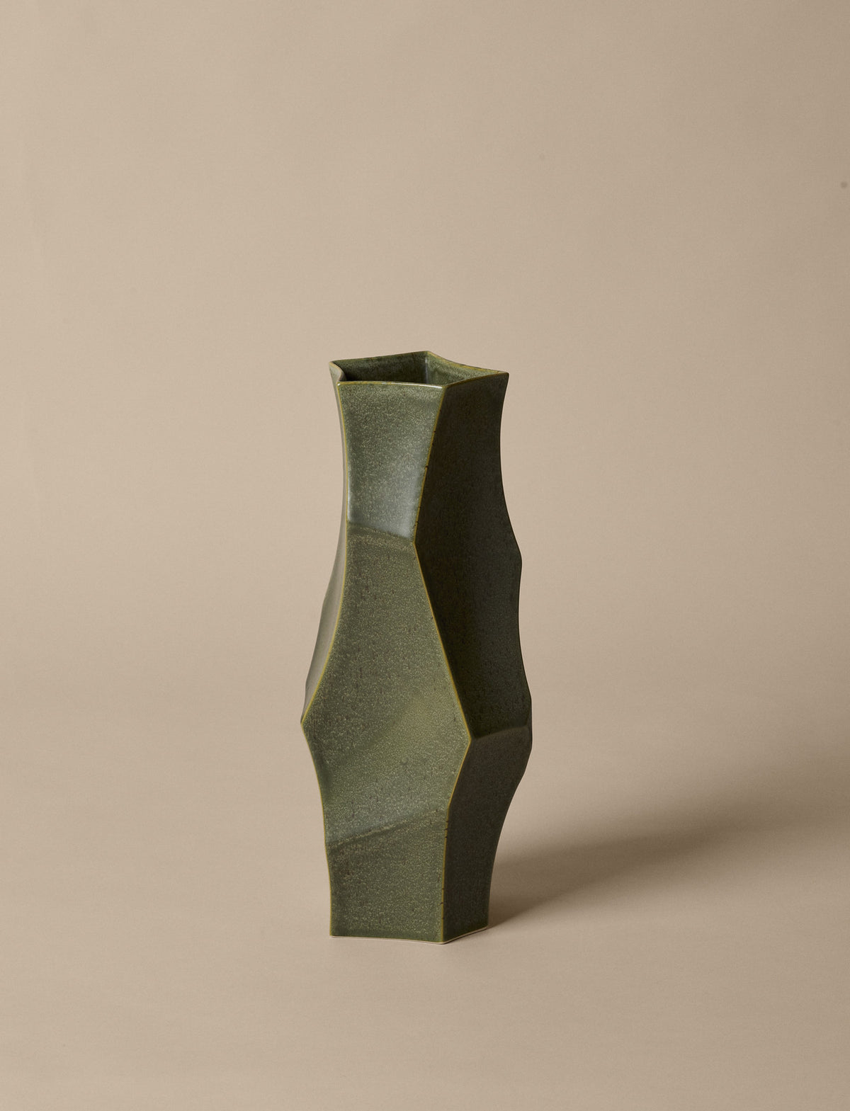 Cueva Vase H37 in Dark Sage präsentiert im Onlineshop von KAQTU Design AG. Vase ist von Ferm Living