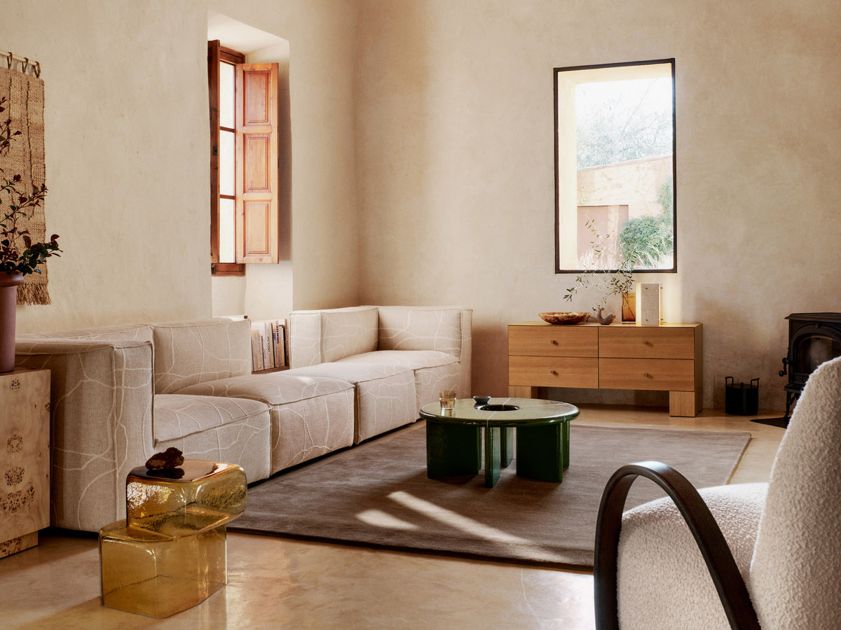 Deya Loungetisch Ø80 in Dunkelgrün präsentiert im Onlineshop von KAQTU Design AG. Loungetisch ist von Ferm Living