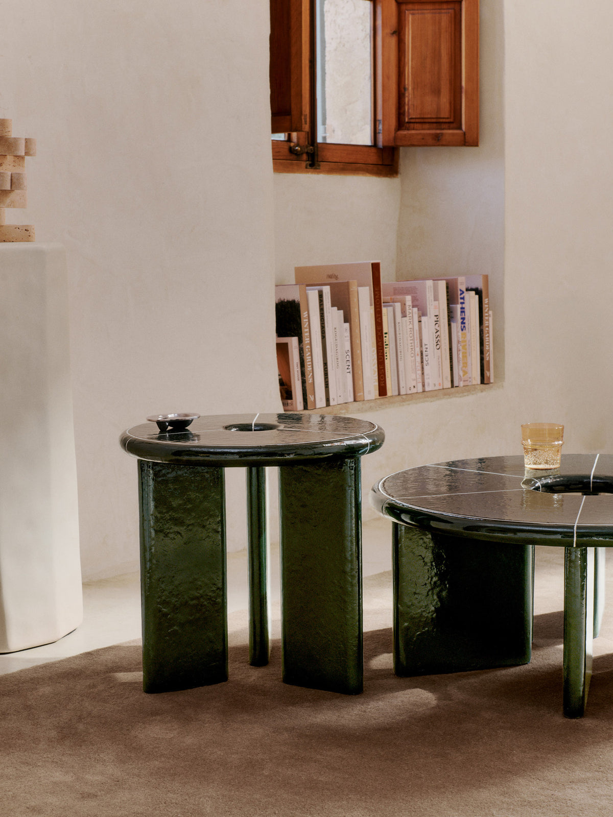 Deya Loungetisch Ø80 in Dunkelgrün präsentiert im Onlineshop von KAQTU Design AG. Loungetisch ist von Ferm Living