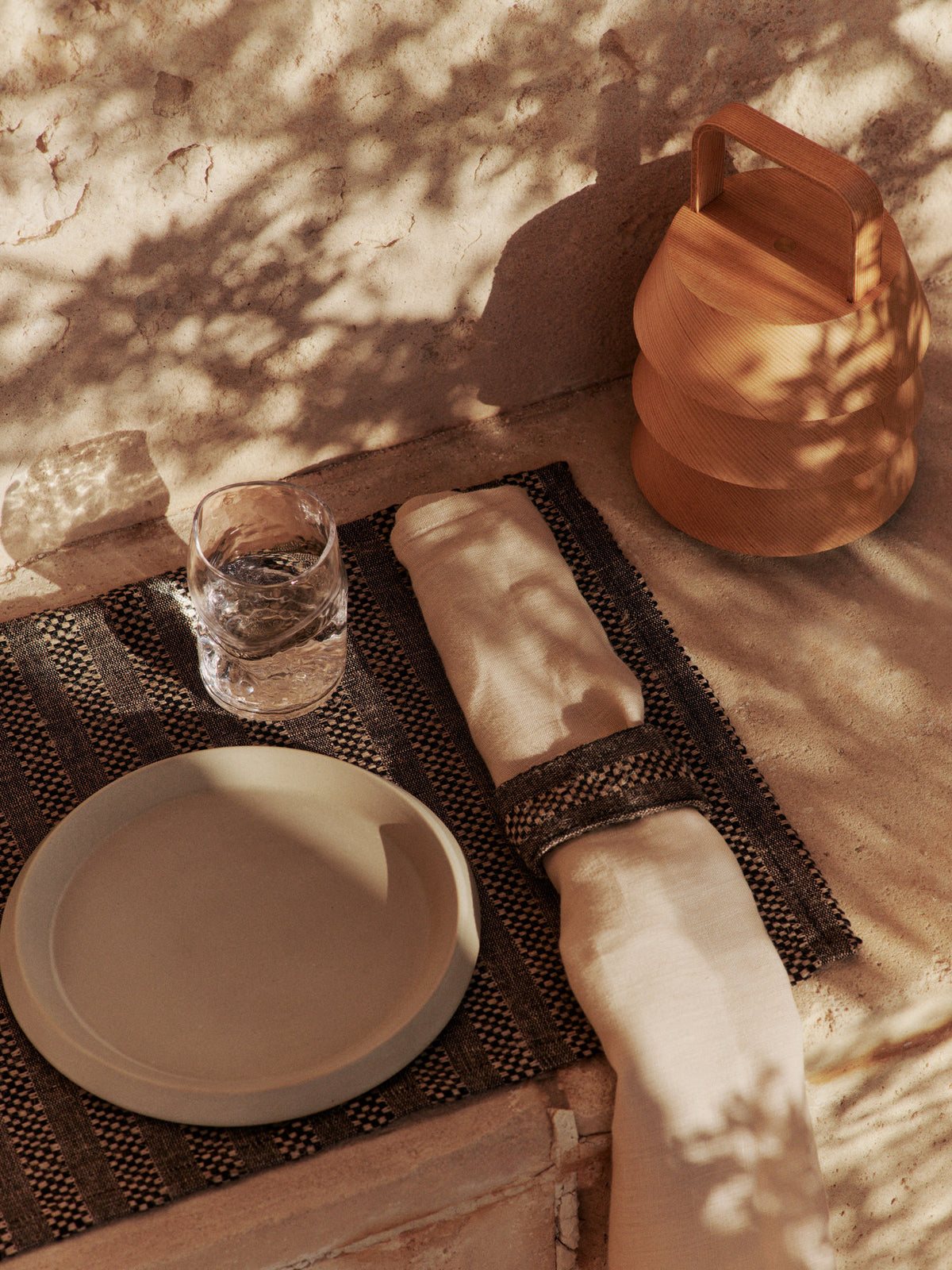 Gather Tischsets Set aus 4 in Schwarz/Natur präsentiert im Onlineshop von KAQTU Design AG. Küchenhelfer ist von Ferm Living