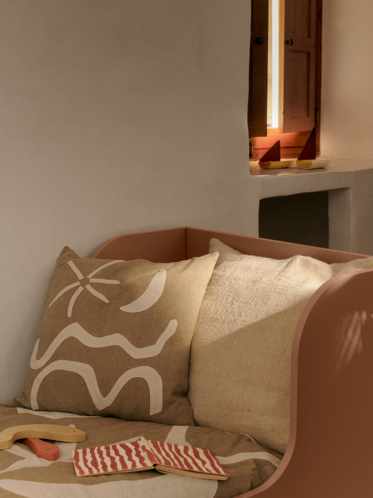 Kove Applique Kissenbezug in Bräune präsentiert im Onlineshop von KAQTU Design AG. Deko Kissenbezug ist von Ferm Living