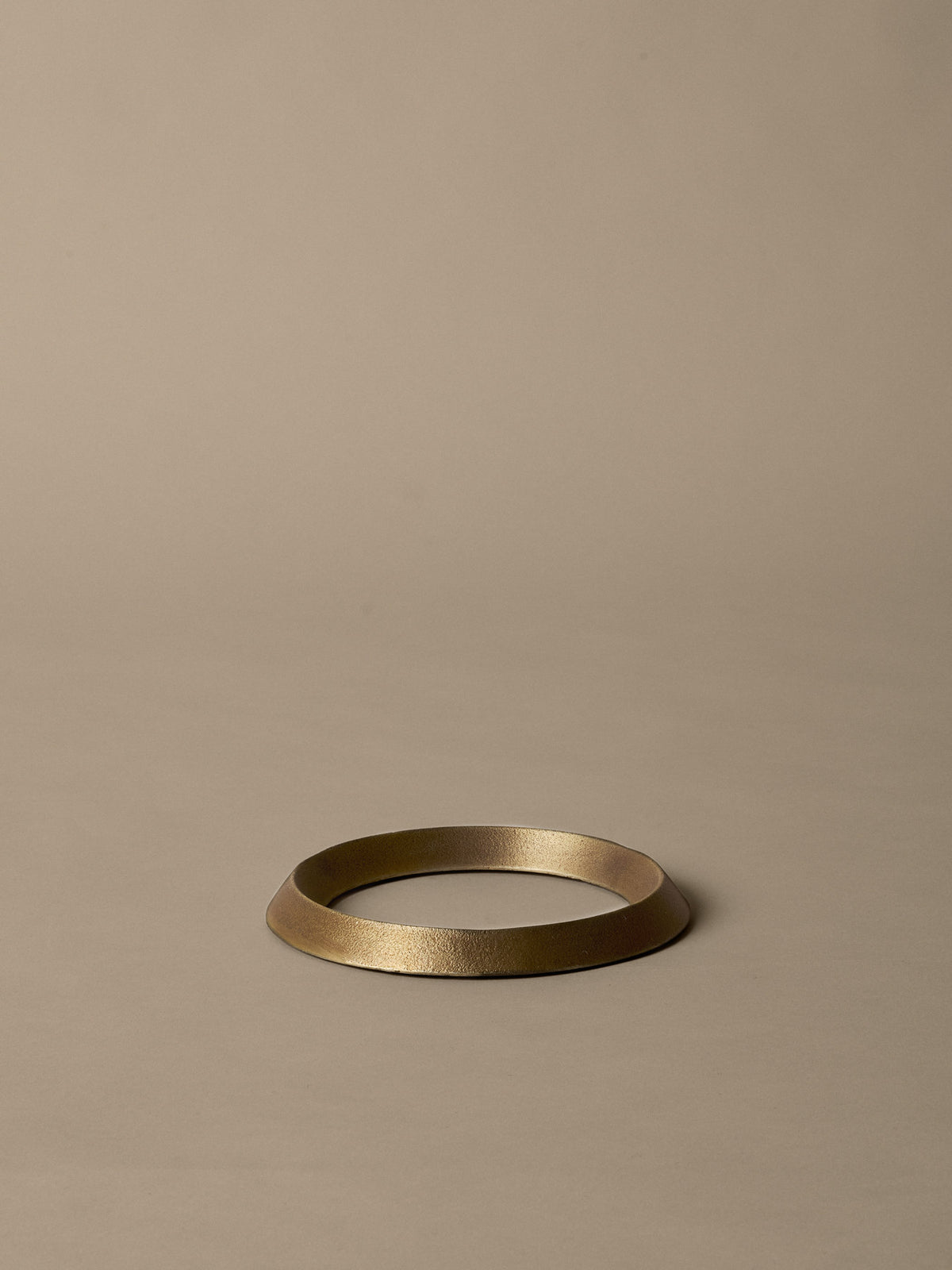 Levee Untersetzer in Antikes Messing präsentiert im Onlineshop von KAQTU Design AG. Pfannenuntersatz ist von Ferm Living