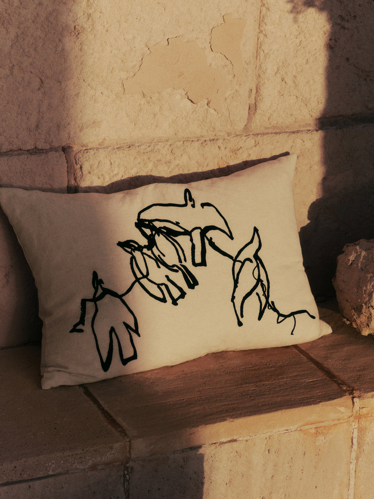 Vuelo Kissen in Natürlich präsentiert im Onlineshop von KAQTU Design AG. Deko Kissen ist von Ferm Living