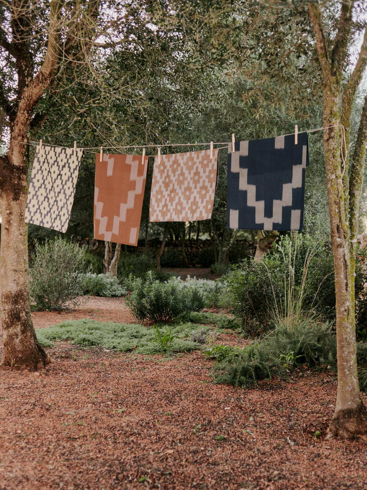 Ikat Geschirrtuch in Nebelblau/Terrakotta präsentiert im Onlineshop von KAQTU Design AG. Küchentuch ist von Ferm Living