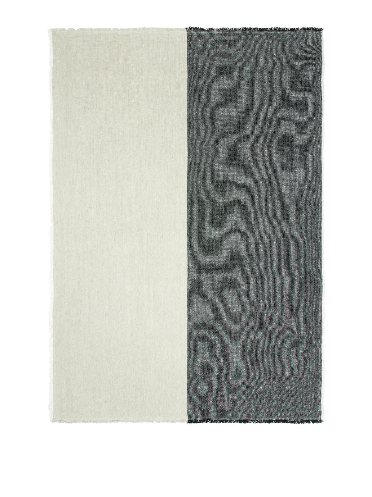 Pila Leinen Throw in Schwarz/Ulme Grün präsentiert im Onlineshop von KAQTU Design AG. Wolldecke ist von Ferm Living
