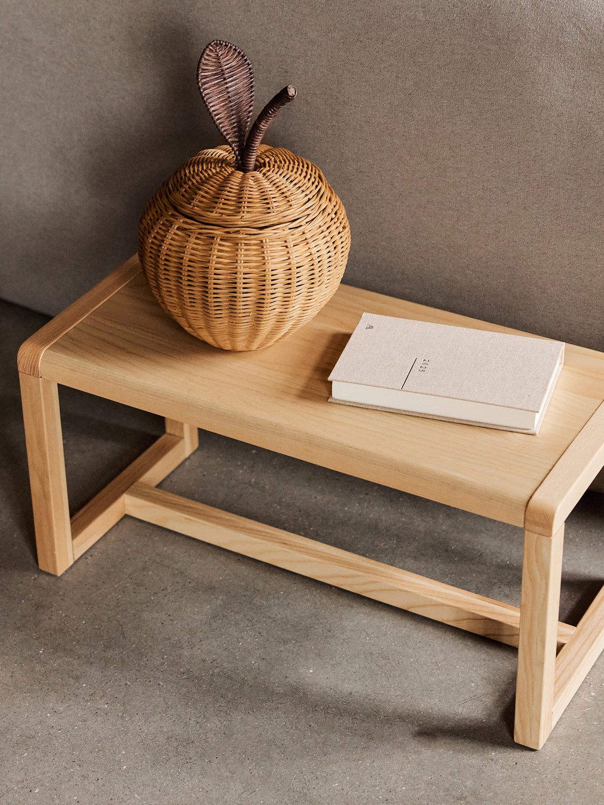 Little Architect Bank in Asche präsentiert im Onlineshop von KAQTU Design AG. Sitzbank ist von Ferm Living