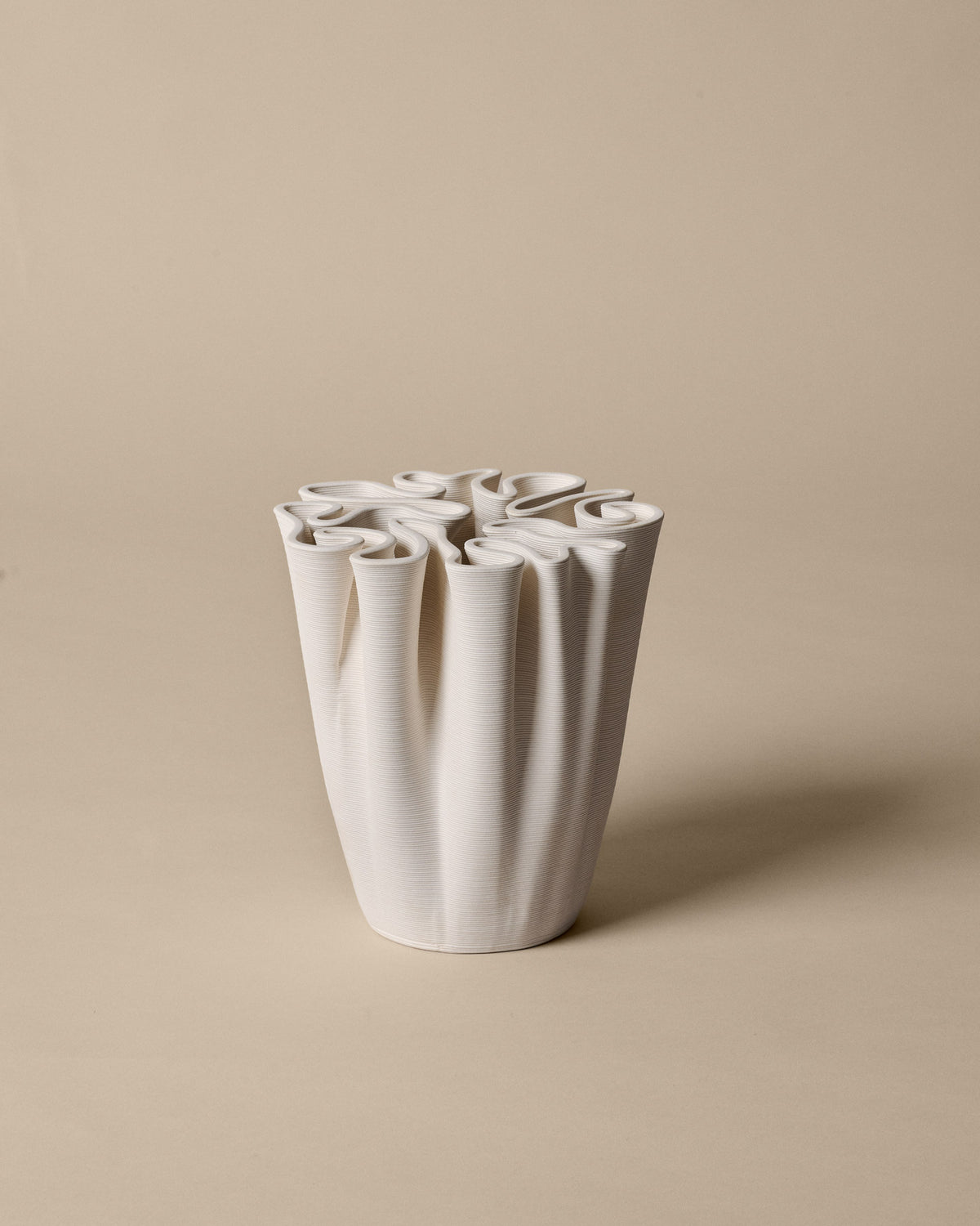 Dedali Vase von Ferm Living aus glasiertem Steinzeug in Dunkelbraun, mit labyrinthartiger, strukturierter Oberseite.
