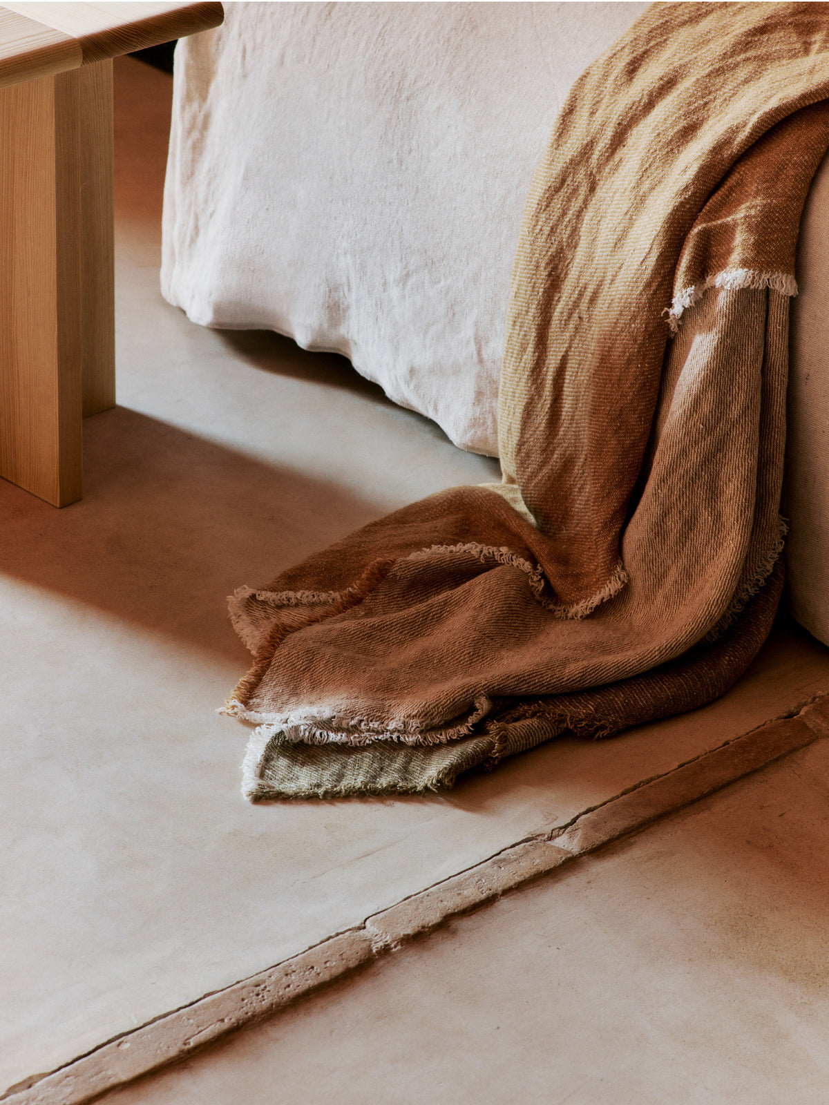 Pila Leinen Throw in Khaki/Gealtertes Gold präsentiert im Onlineshop von KAQTU Design AG. Wolldecke ist von Ferm Living
