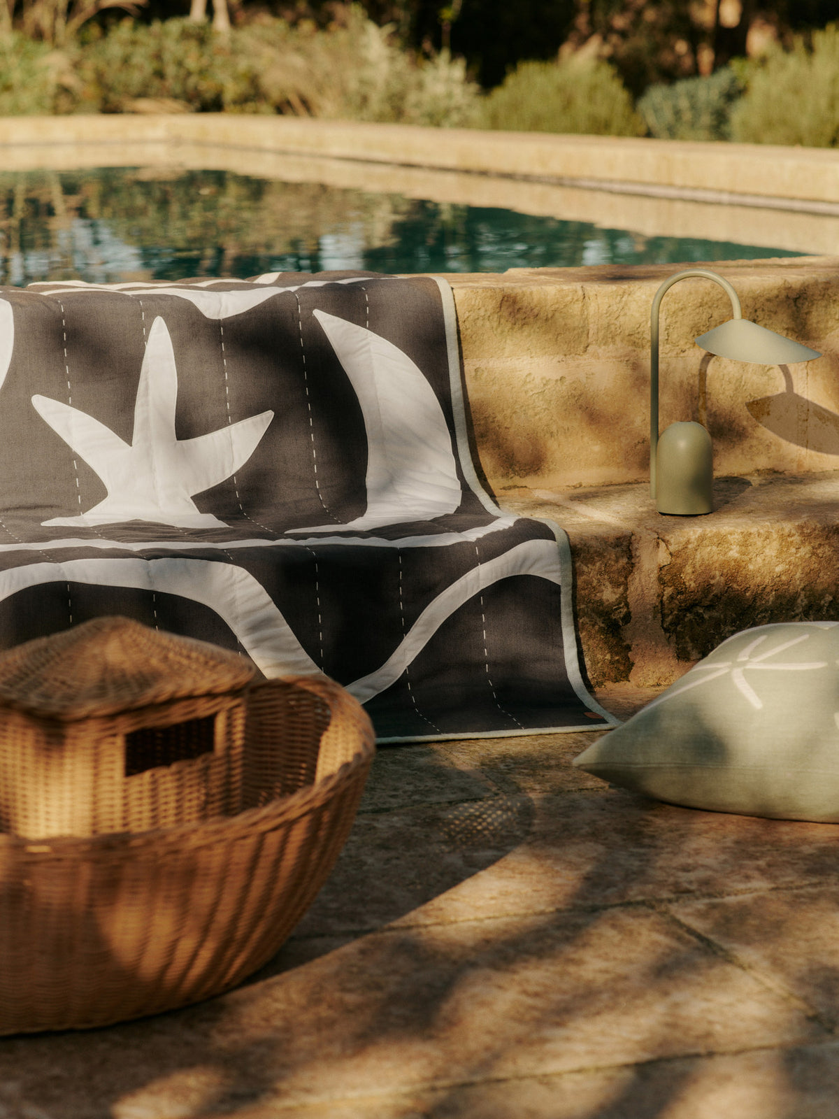 Arum portable Tischleuchte in Teegrün präsentiert im Onlineshop von KAQTU Design AG. Tischleuchte ist von Ferm Living