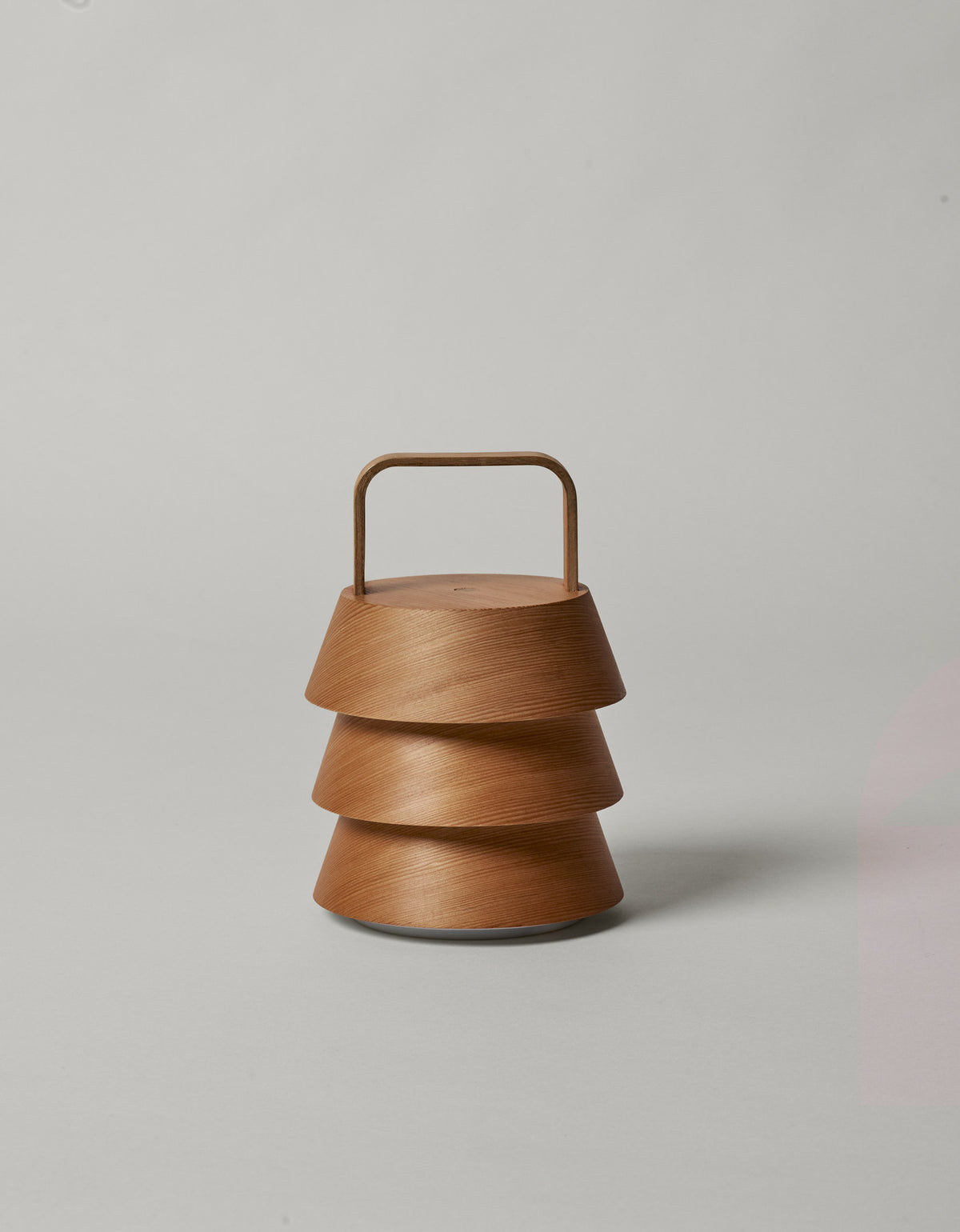 Luver Tragbare Lampe von Ferm Living: Tischleuchte mit drei spitz zulaufenden Schirmen aus Douglasienholz, Eisenbasis und gebogenem Holzgriff in Natürlich.