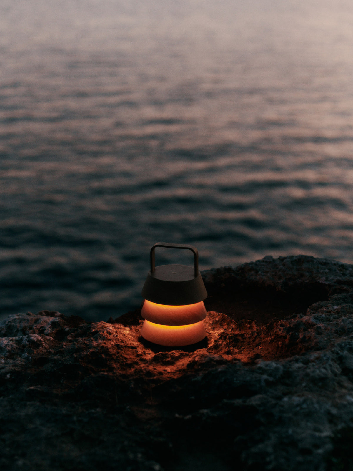 Luver Tragbare Lampe von Ferm Living: Tischleuchte mit drei spitz zulaufenden Schirmen aus Douglasienholz, Eisenbasis und gebogenem Holzgriff in Natürlich.