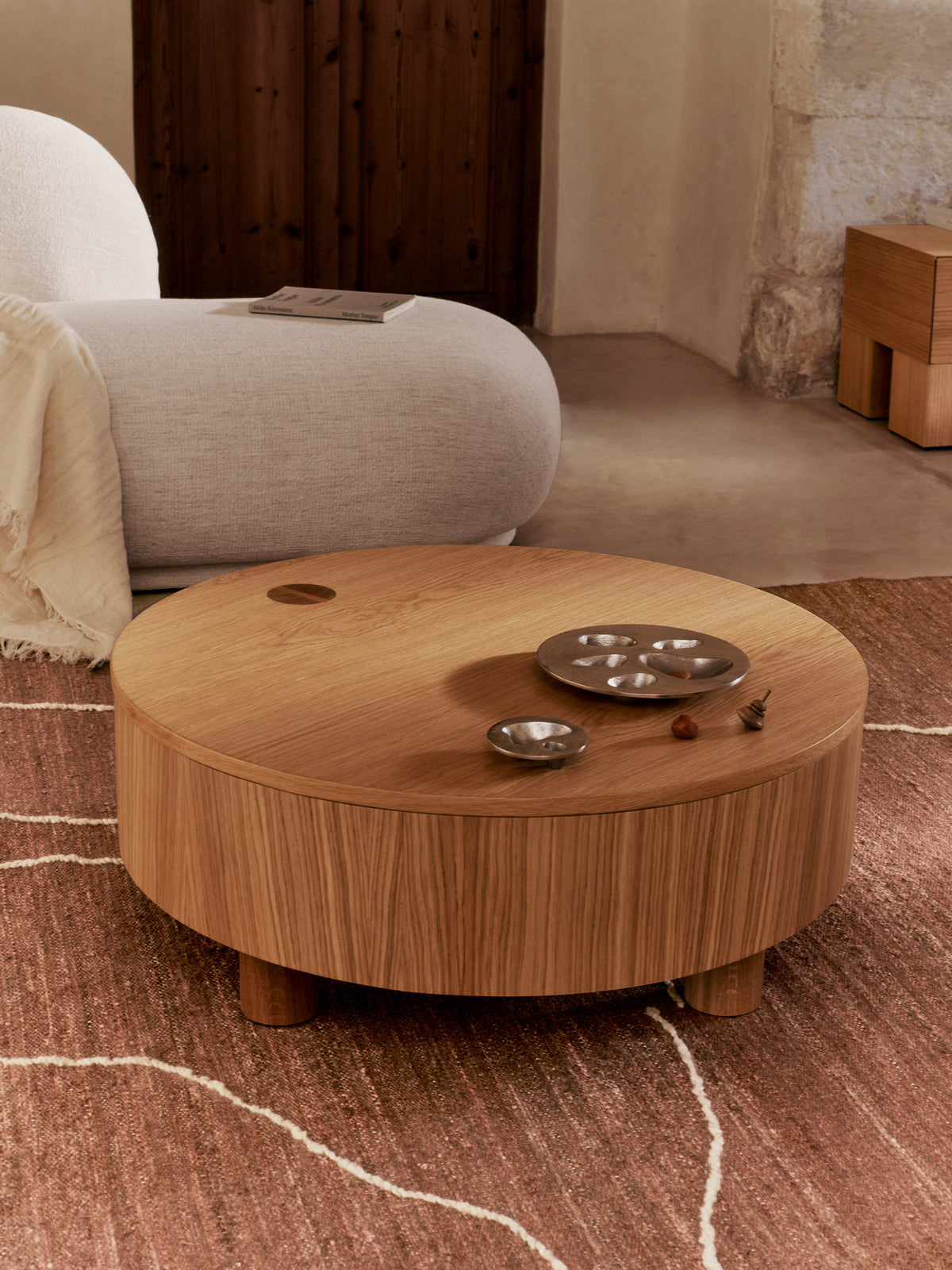 Olles Aufbewahrungstisch Ø80 in Natürliche Eichenfurnier präsentiert im Onlineshop von KAQTU Design AG. Couchtisch ist von Ferm Living