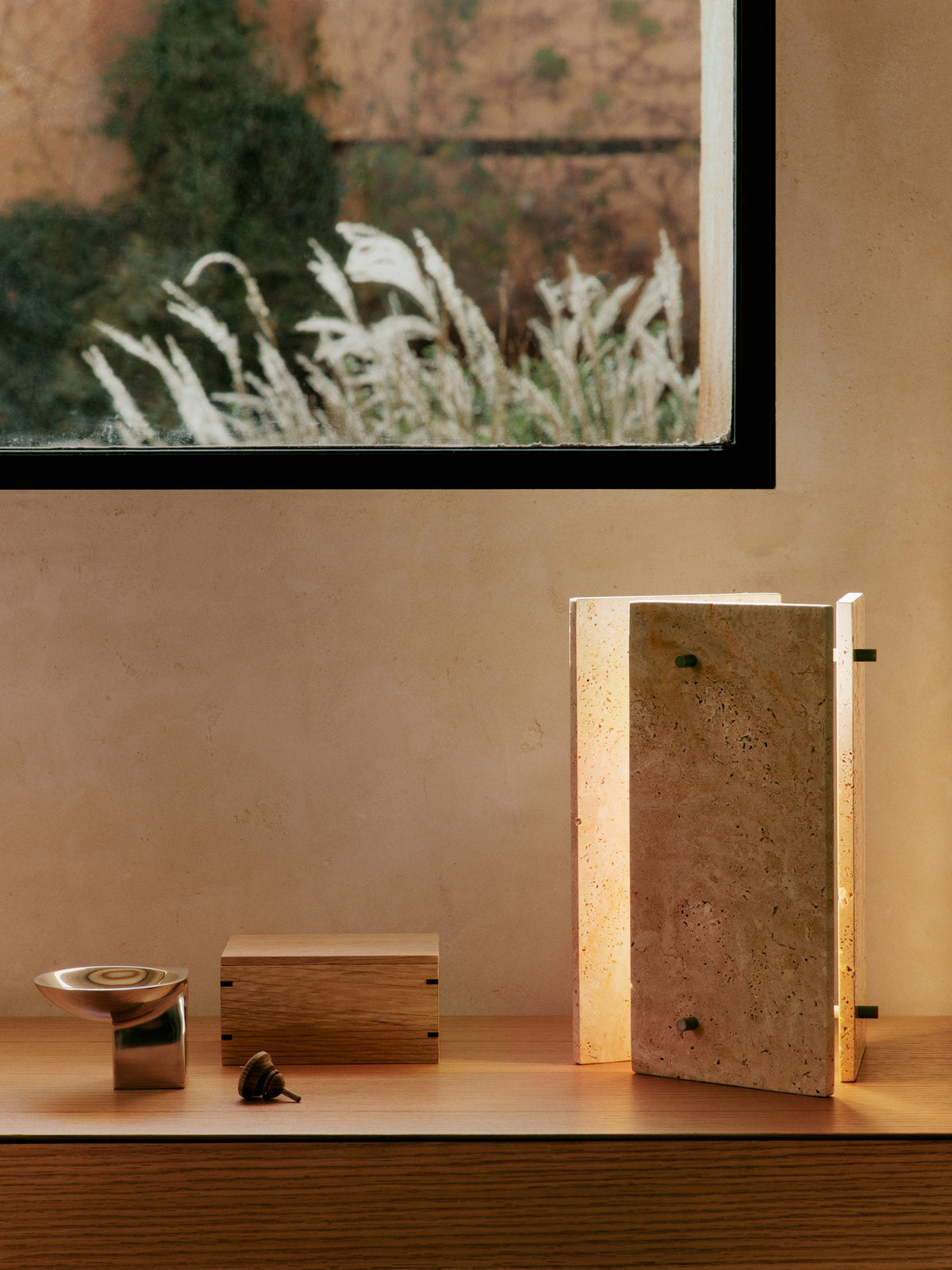 Oeste Tischlampe in Sand präsentiert im Onlineshop von KAQTU Design AG. Tischleuchte ist von Ferm Living