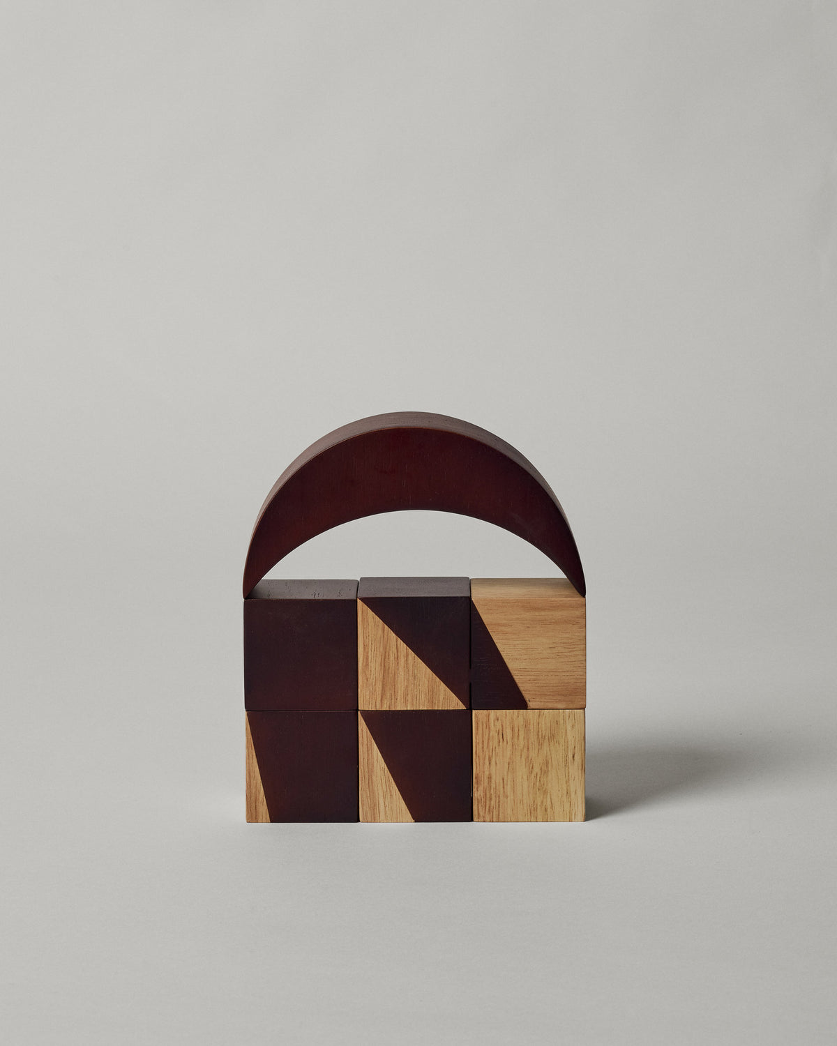 Phase Bausteine in Natürlich/Dunkel gebeizt präsentiert im Onlineshop von KAQTU Design AG. Spielzeug ist von Ferm Living