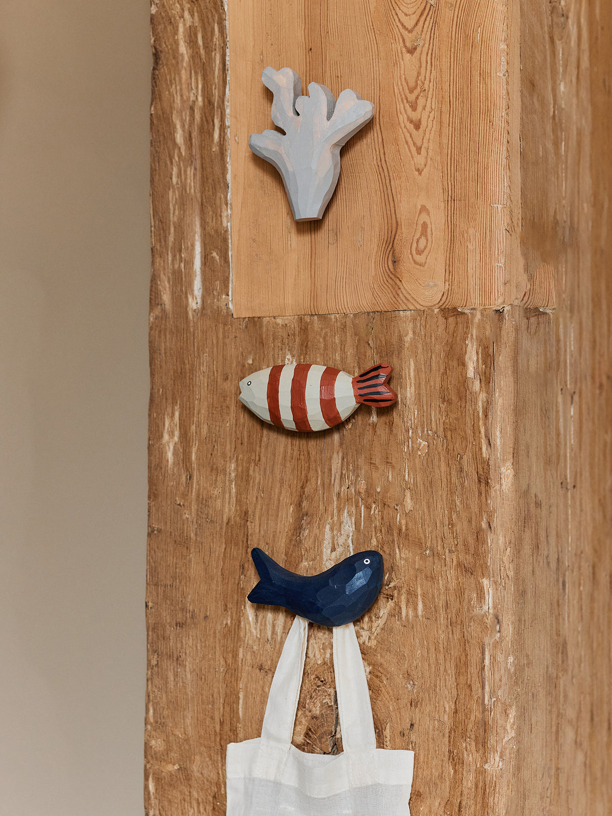 Harbour Haken in Tiefes Marineblau präsentiert im Onlineshop von KAQTU Design AG. Kleiderhaken ist von Ferm Living