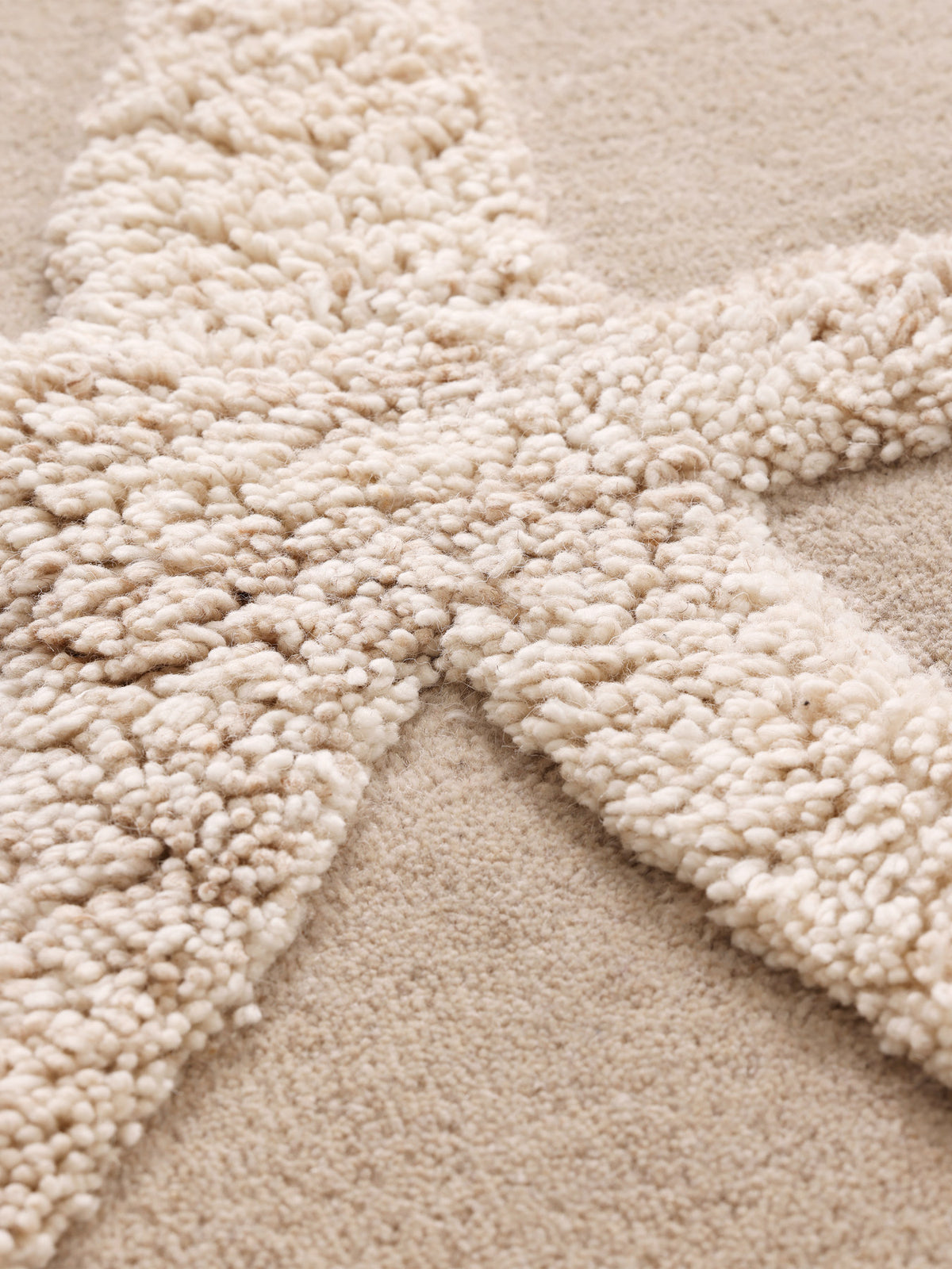 Kove Tufted Teppich in Natürlich präsentiert im Onlineshop von KAQTU Design AG. Teppich ist von Ferm Living