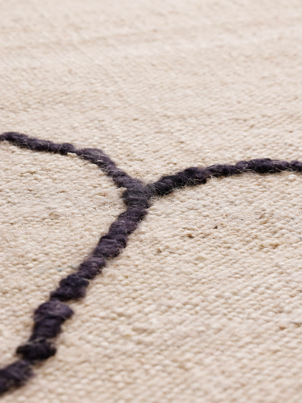Gesso Jute Teppich 140 x 200 in Off-White/Dunkel Feige präsentiert im Onlineshop von KAQTU Design AG. Teppich ist von Ferm Living