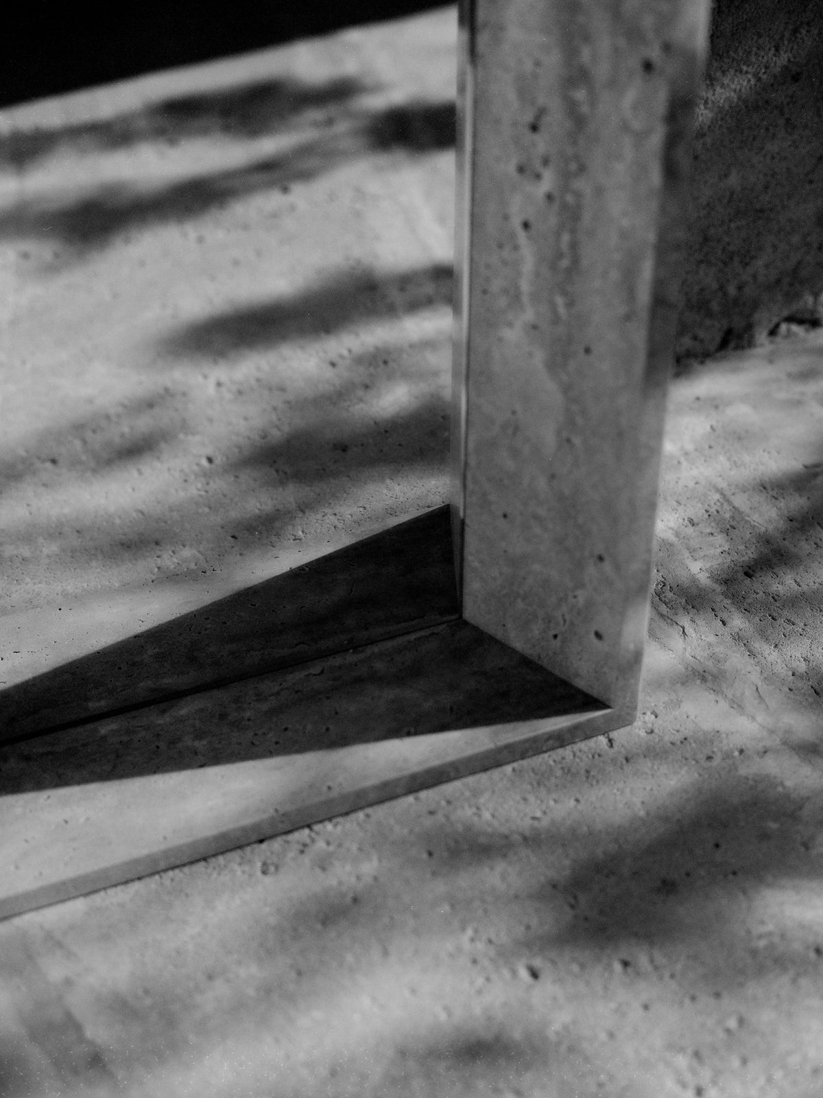 Lancet in Travertin präsentiert im Onlineshop von KAQTU Design AG. Wandspiegel ist von Ferm Living