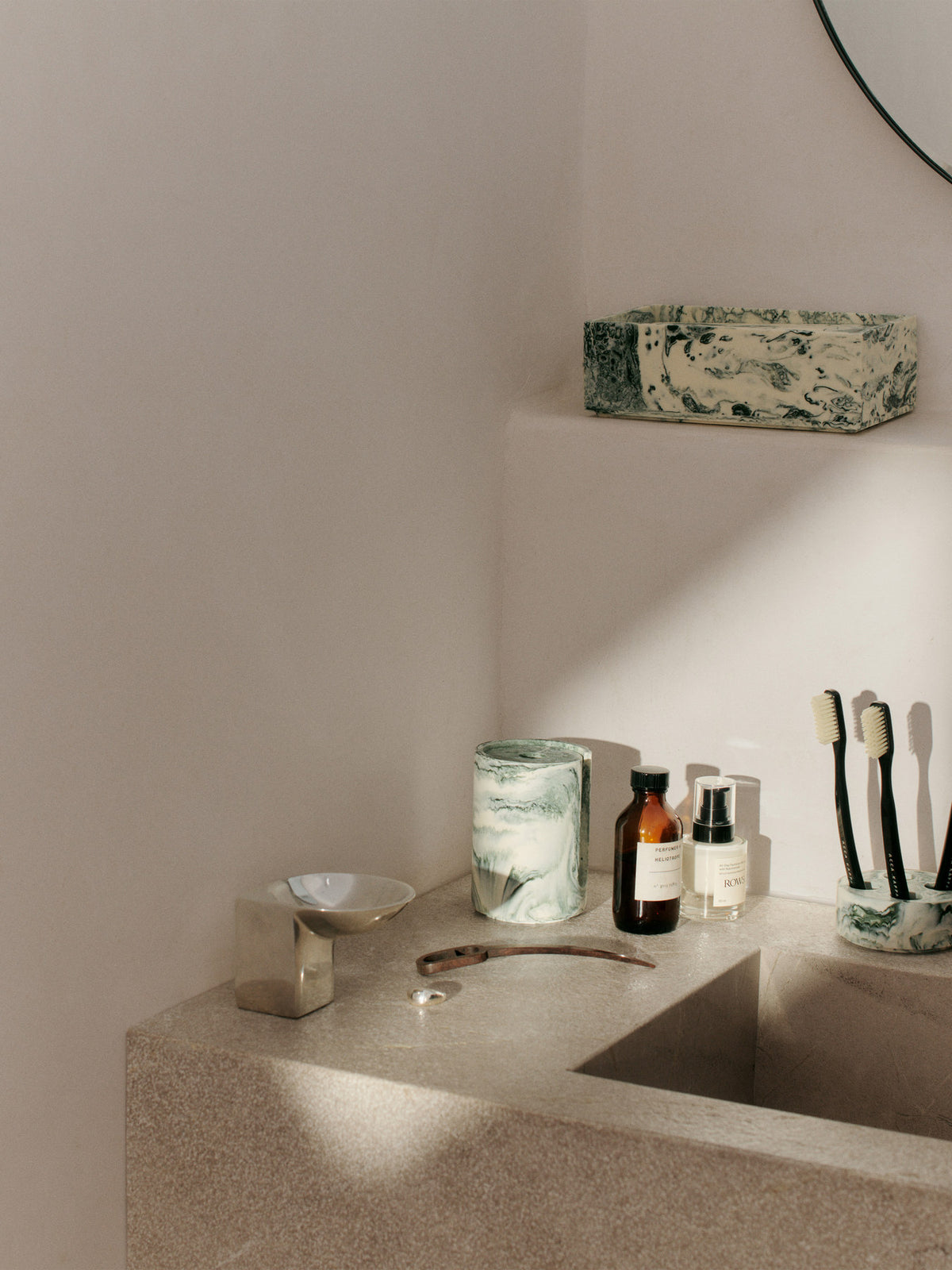 Mist Zahnbürstenhalter Multi in Smaragdgrün Off-weiss präsentiert im Onlineshop von KAQTU Design AG. Badzubehör ist von Ferm Living