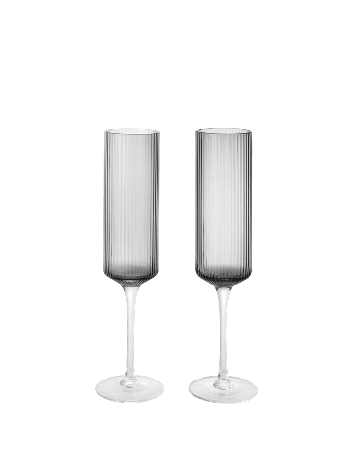 Ripple Champagnerflöten Set aus 2 in Grau geräuchert präsentiert im Onlineshop von KAQTU Design AG. Kitchen ist von Ferm Living