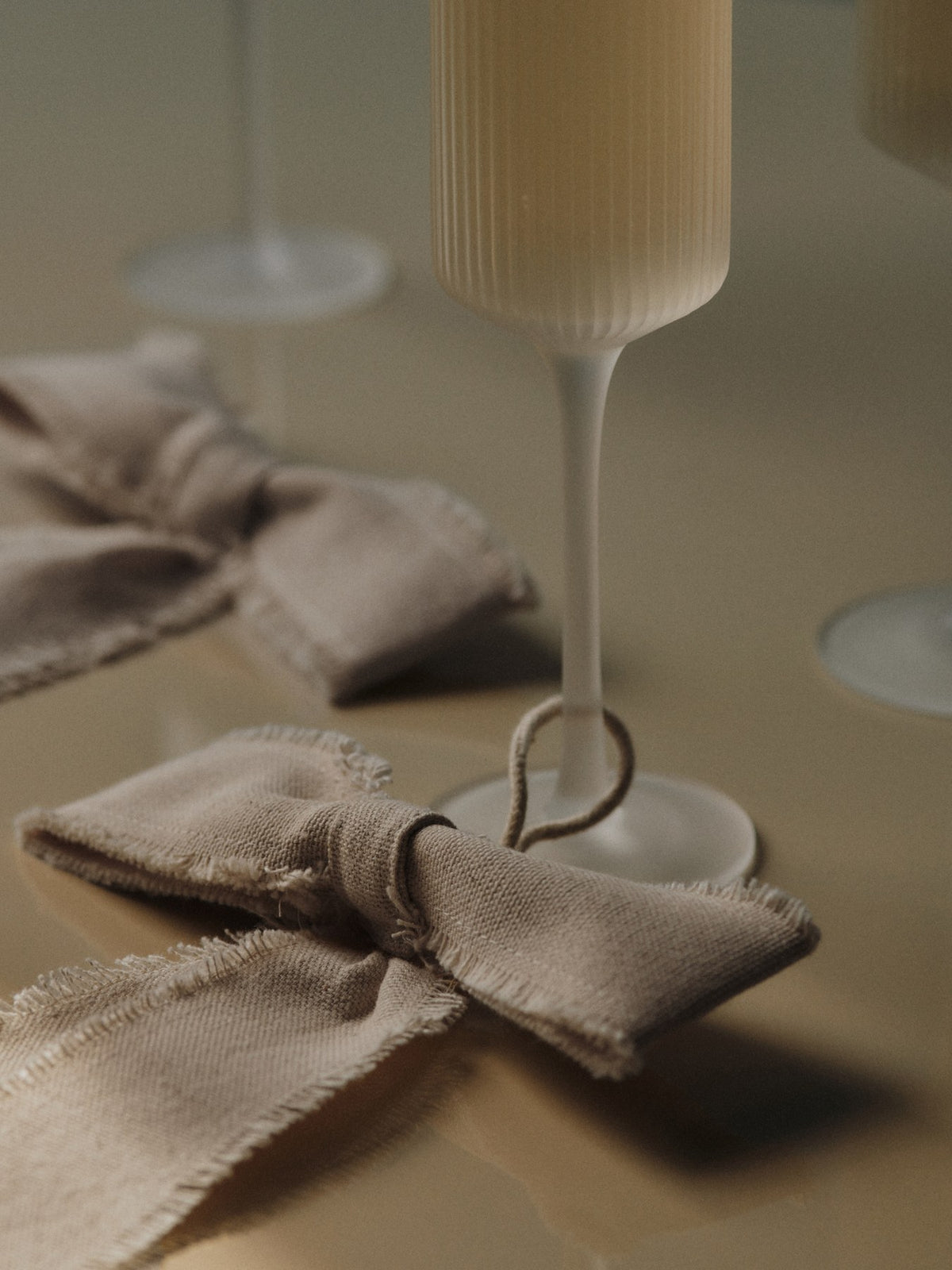 Ripple Champagnerflöten Set aus 2 in Gefrostet präsentiert im Onlineshop von KAQTU Design AG. Champagner Flutes ist von Ferm Living