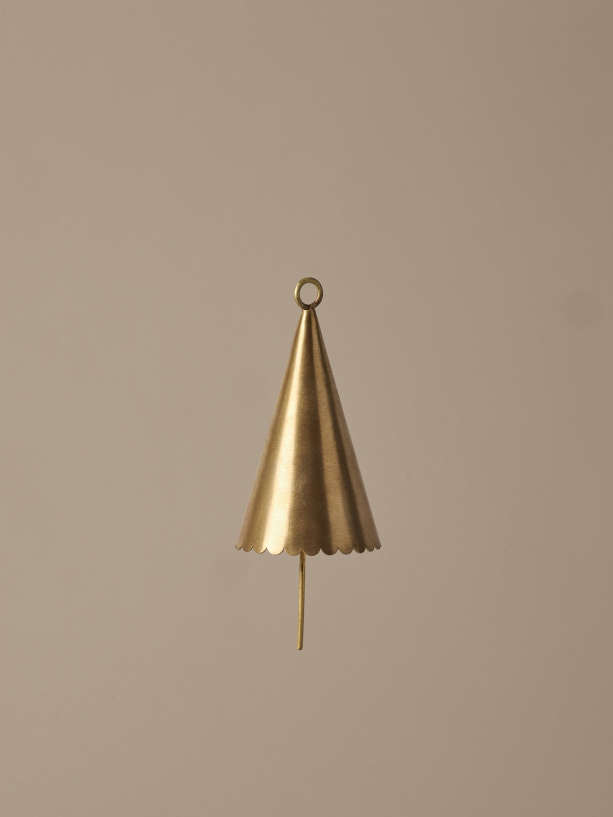 Zwei kegelförmige Glocken aus versilbertem Massivmessing, Weihnachtsdekoration von Ferm Living in silberner Farbe.