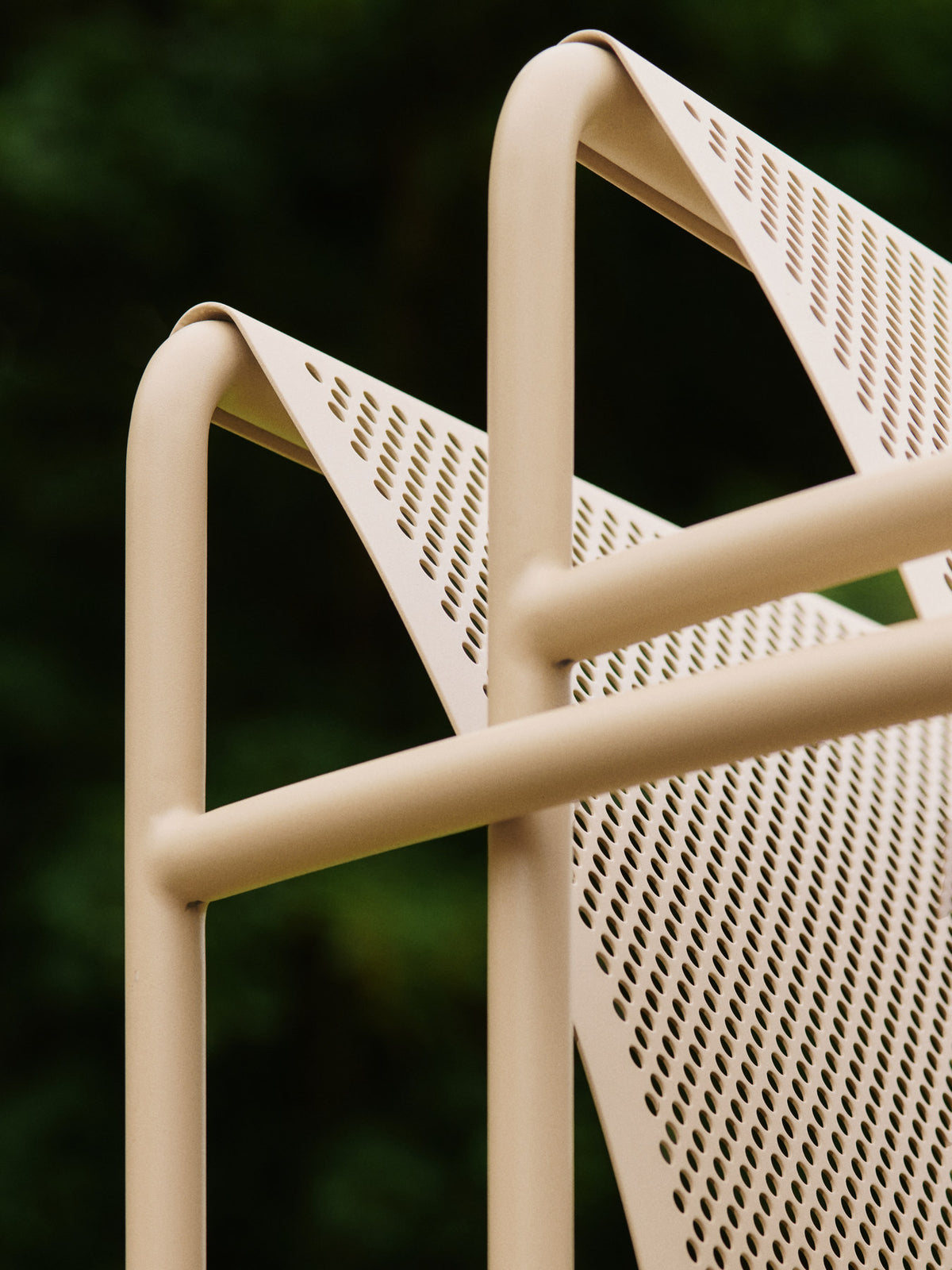 Dapple Lounge Chair mit Armlehnen in Kaschmir präsentiert im Onlineshop von KAQTU Design AG. Outdoor-Sessel mit Armlehnen ist von Ferm Living